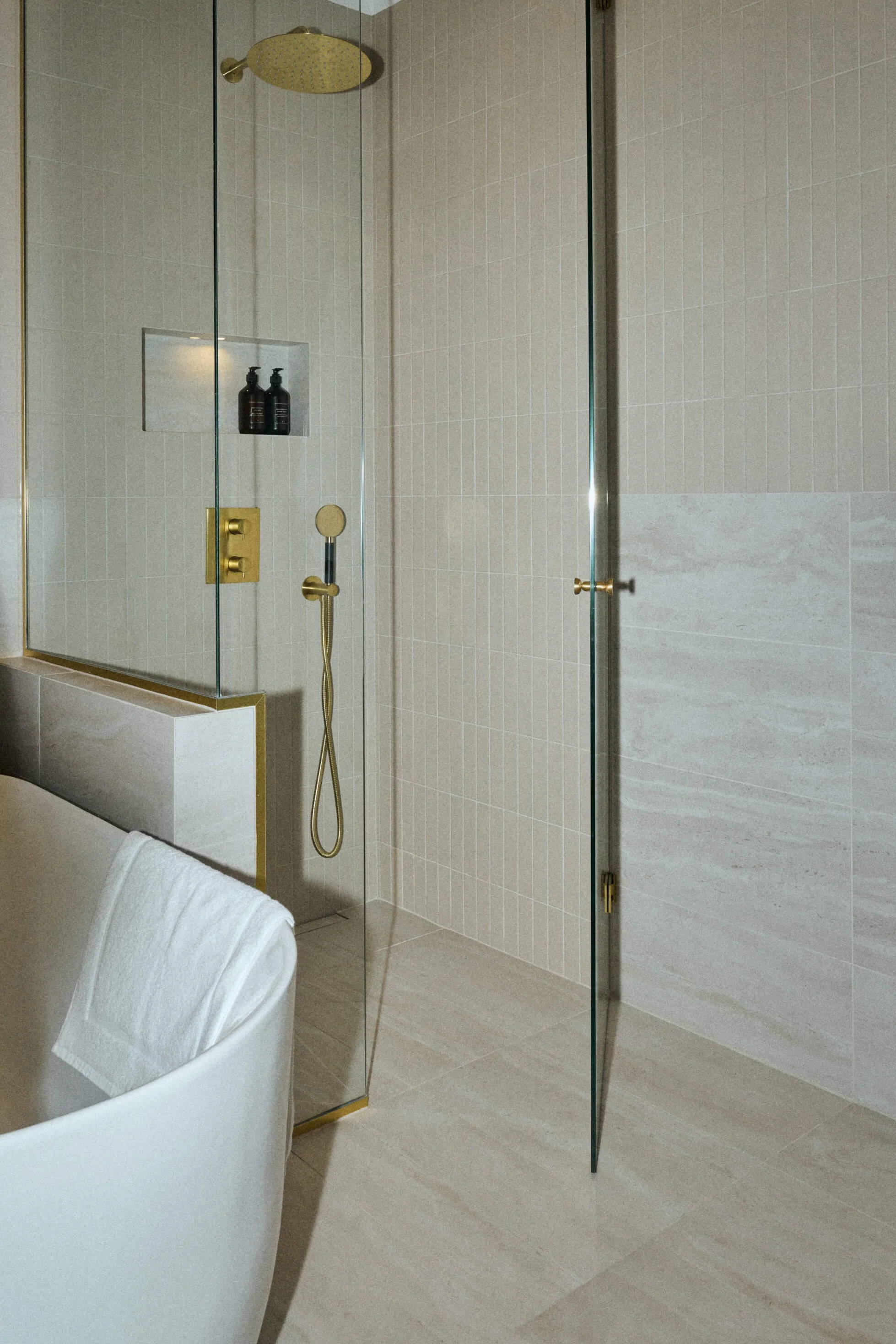 Badrum mässing beige.jpg