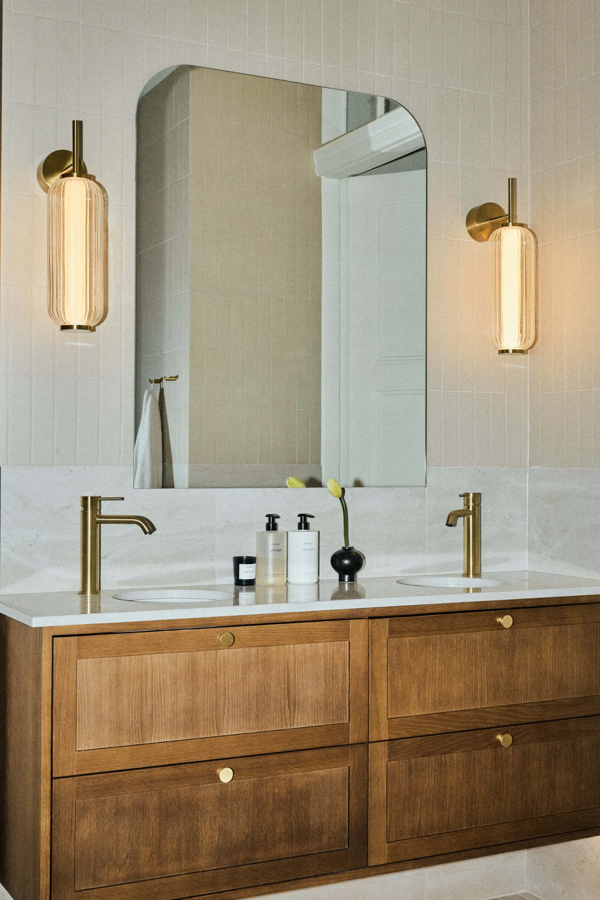 Badrumsspegel valnöt mässing.jpg