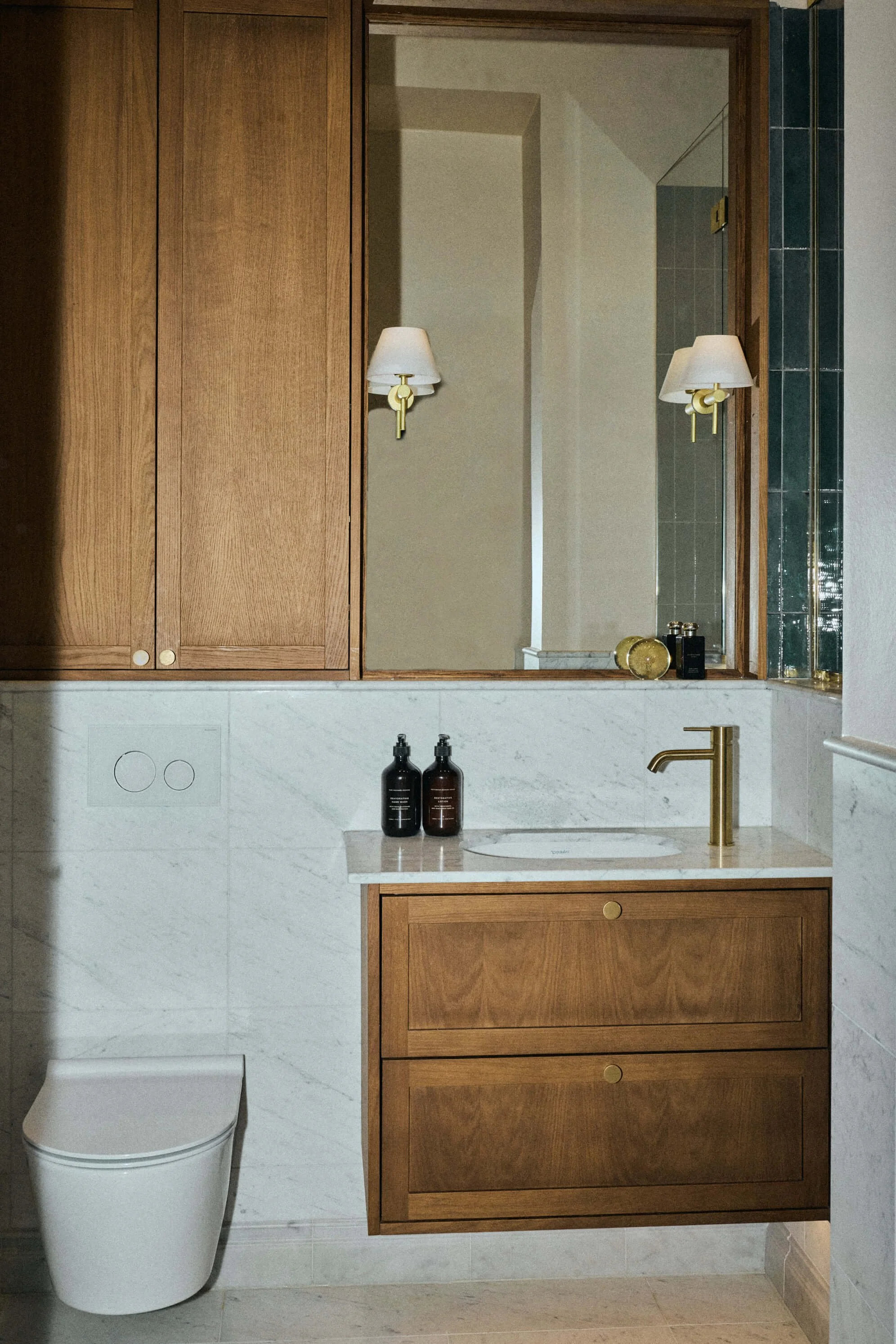 Badrum valnöt grönt kakel.jpg