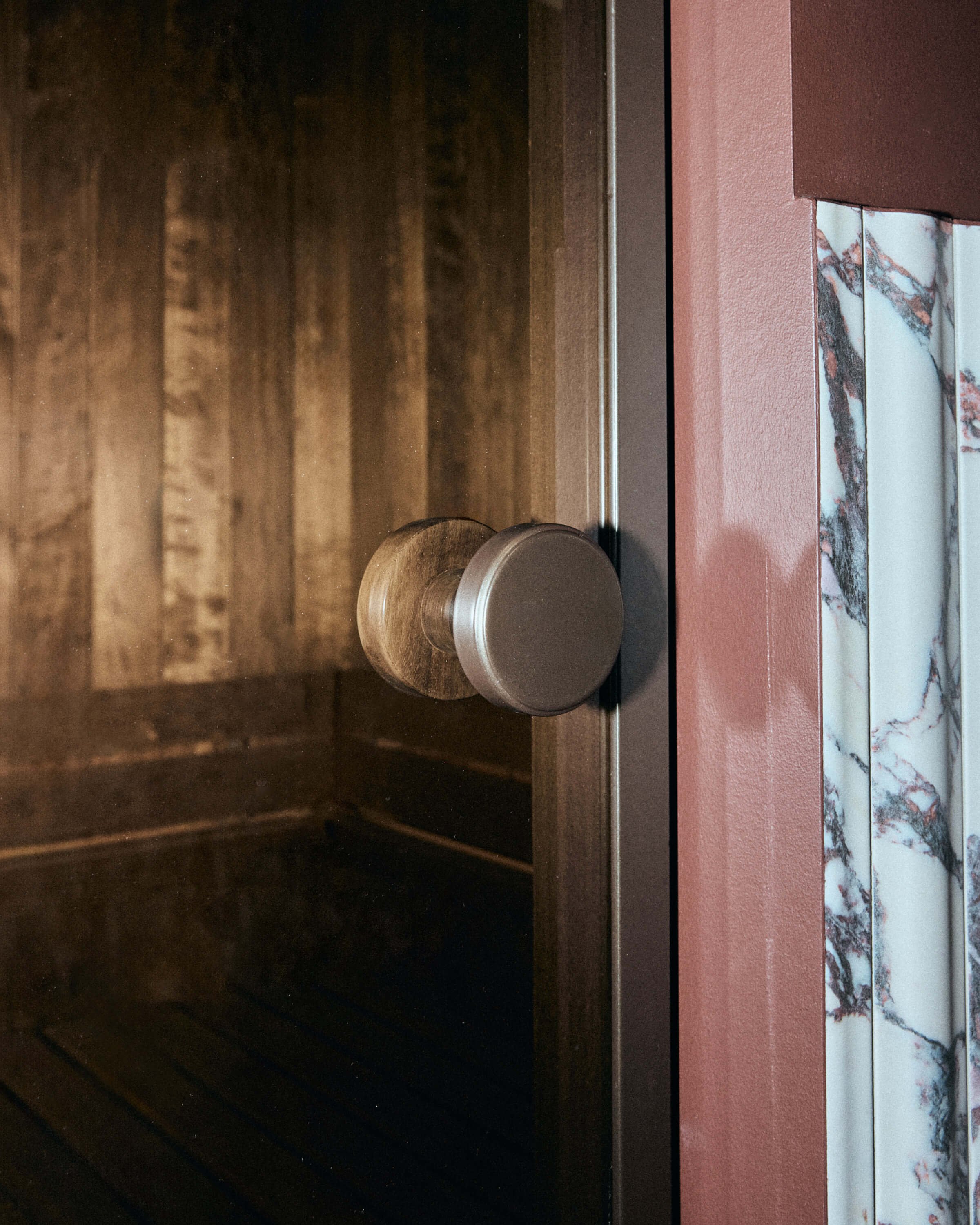 Bastu med bronsfärgat glas. Knopp i brons matchar tapwells bronze