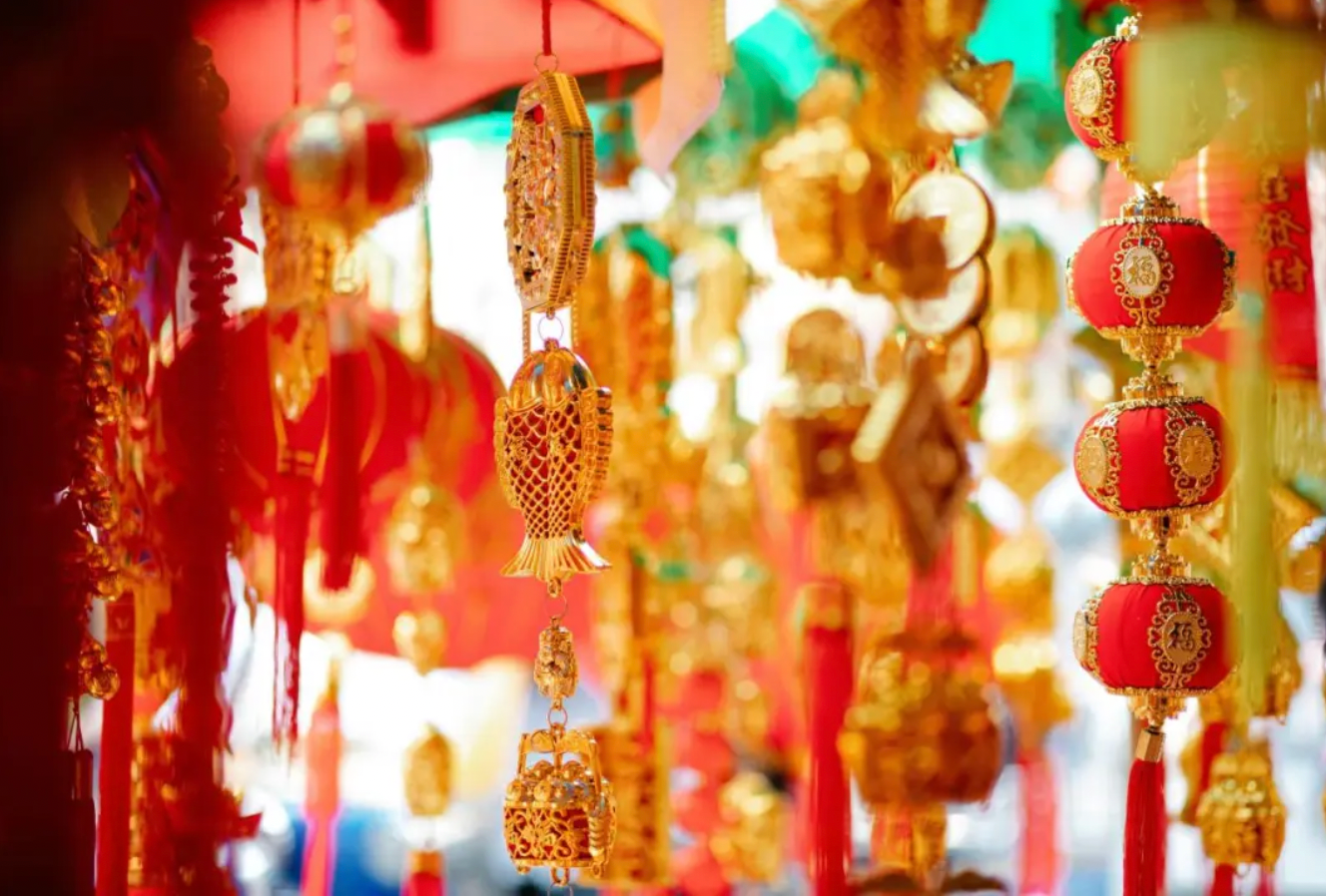 Layered Communication: From Mass Appeal to Subculture Penetration