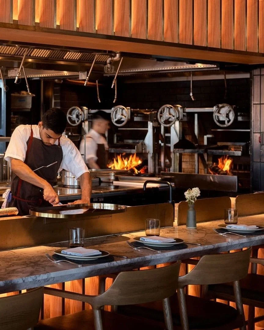 Cocinero cortando carne en un restaurante lujoso