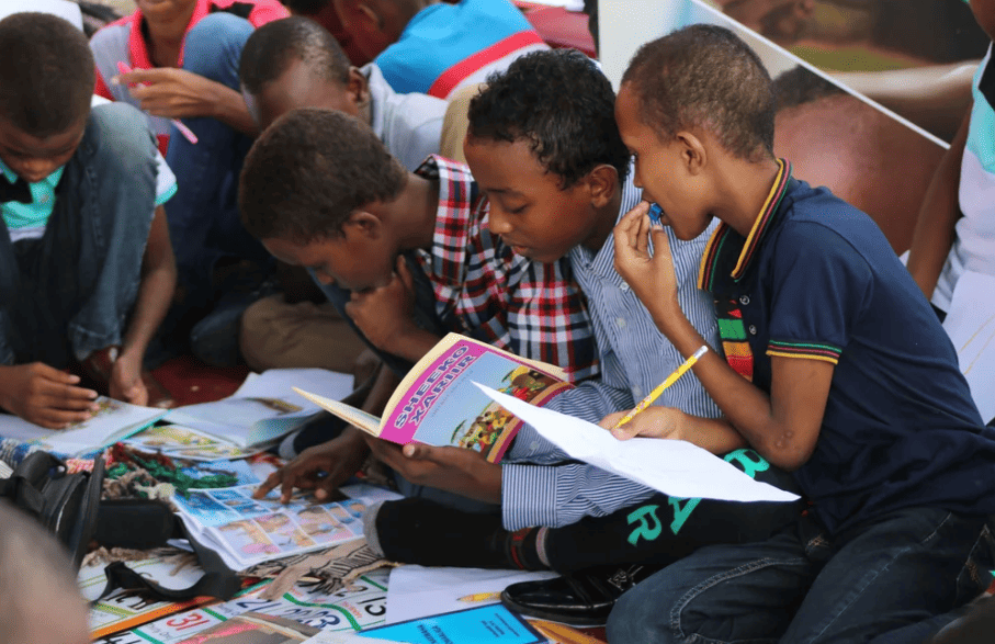 Niños aprendiendo de los libros