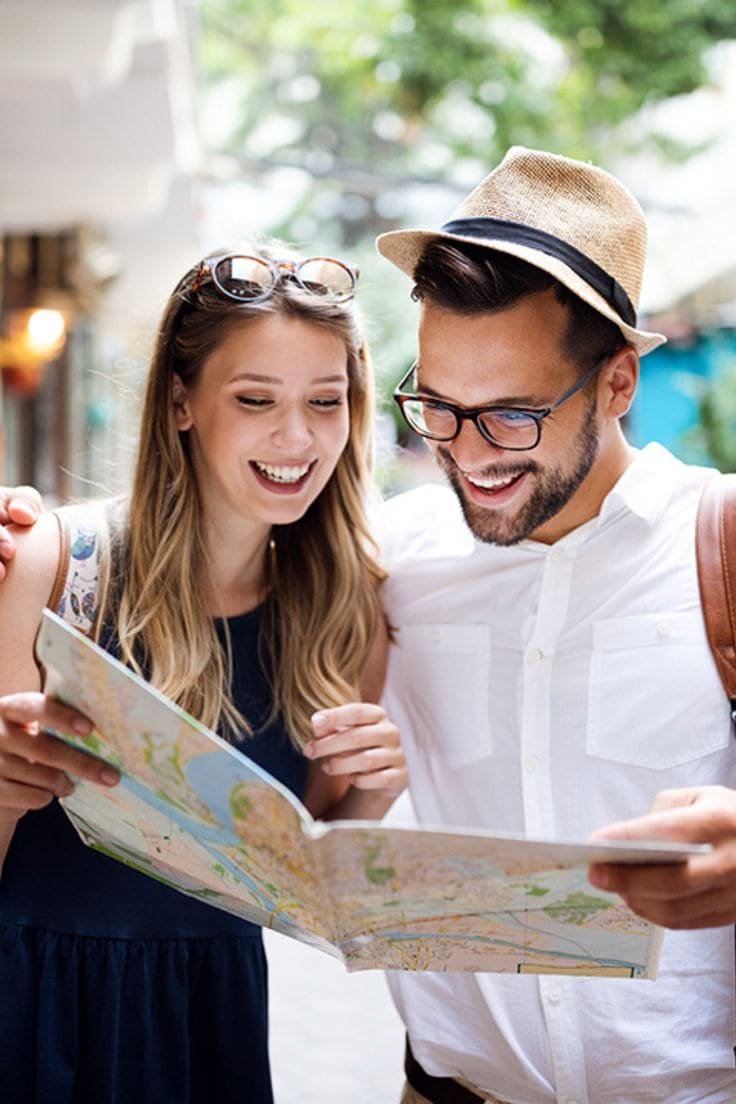 Viajeros mirando un mapa