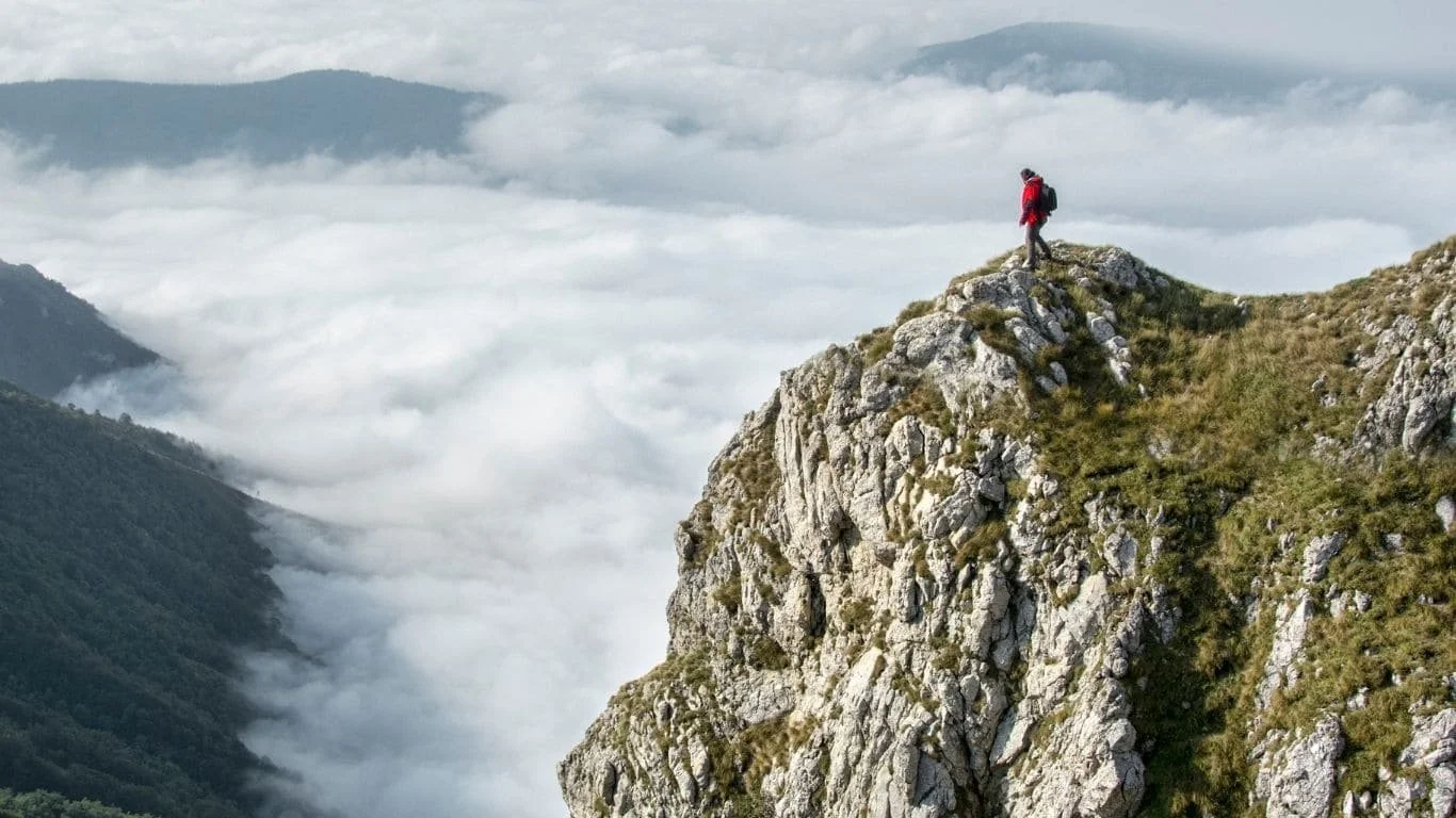 Imagen de una montañista mostrando la vision