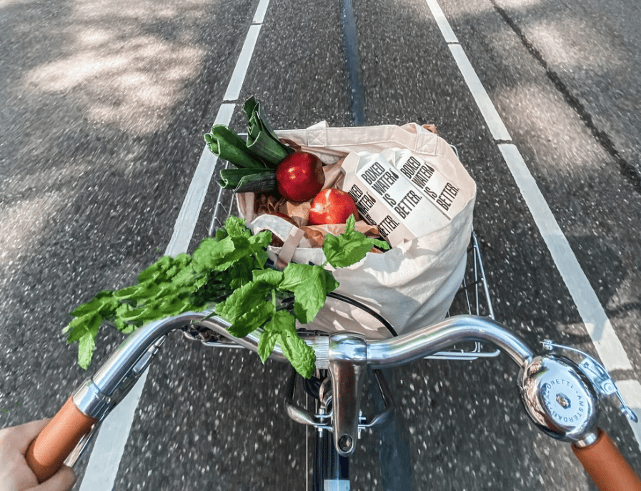 Persona manjando una bicicleta