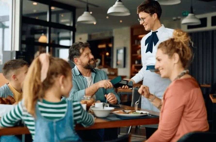 Una Familia comiendo en un restaurante