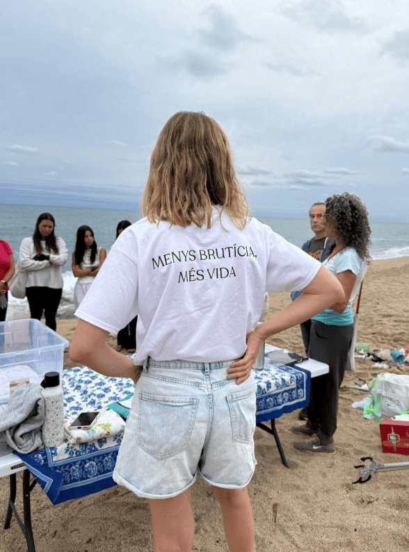 Imagen de Anna Carbonell en la playa, en el evento de recogida de residuos en la playa