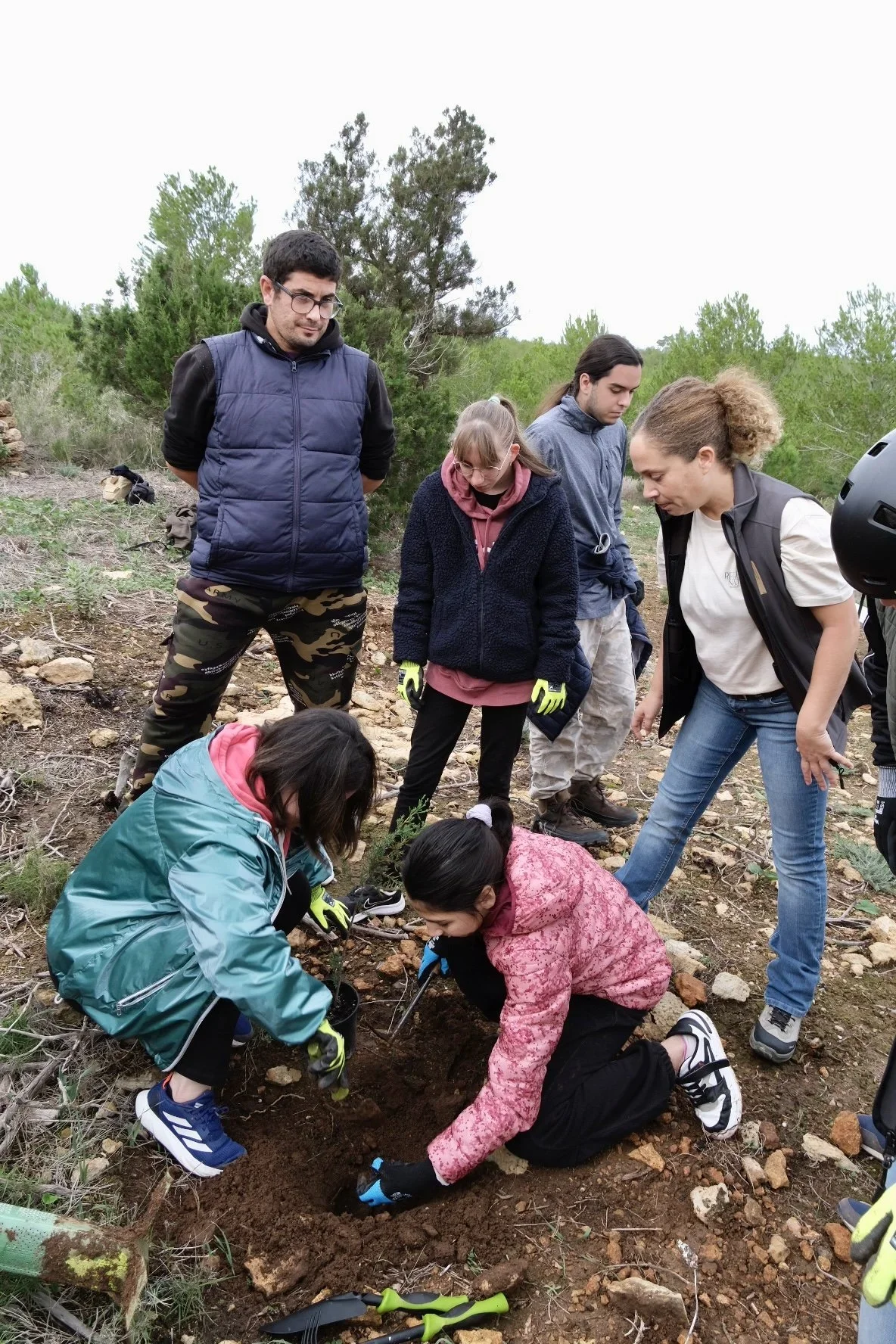 Clara sembrando un arbor