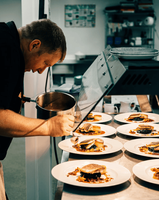 Chef preparando platos de comida de lujo