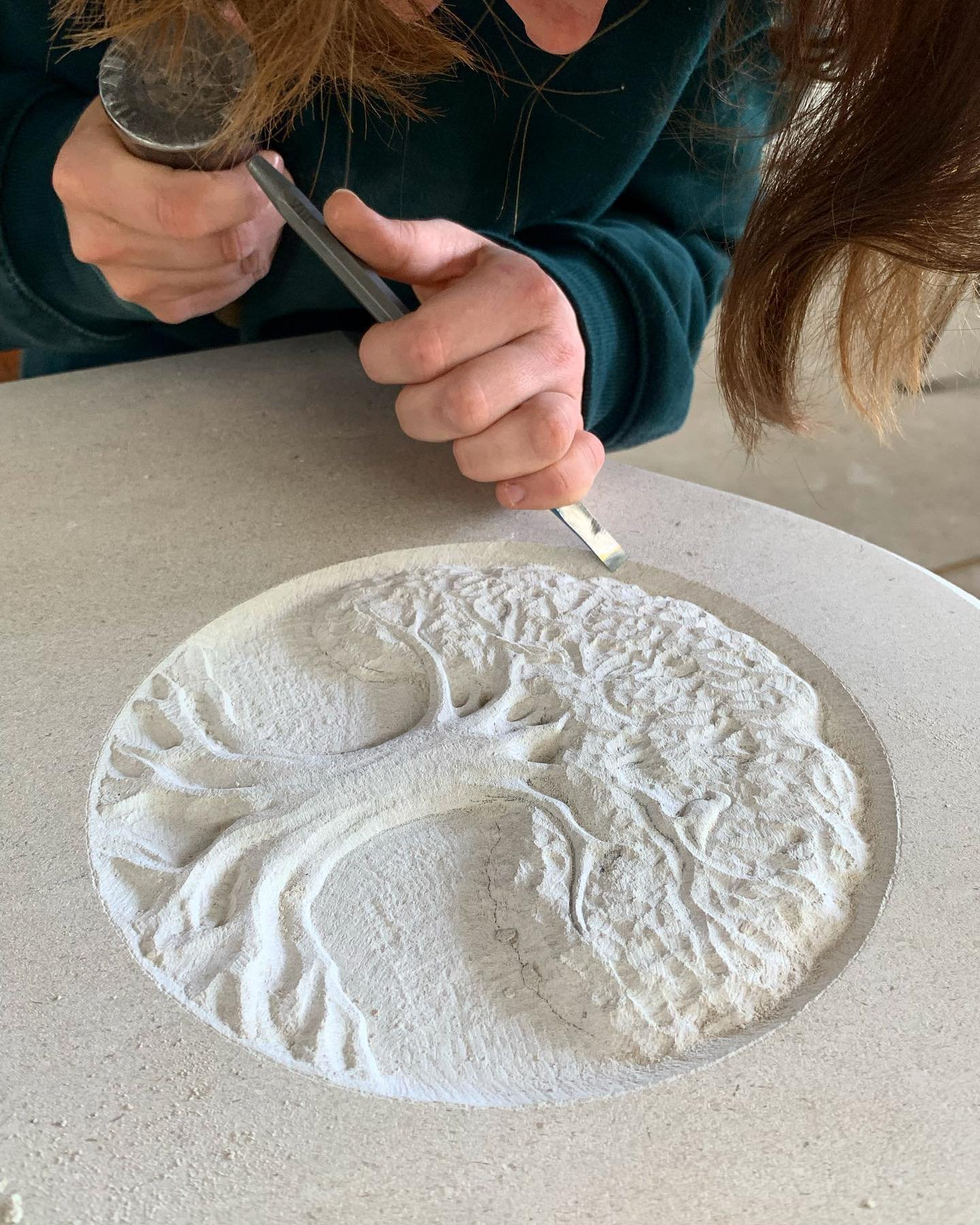 A beautiful tree in Portland stone. Spot the puffin 👀&hellip;

#cardozokinderlseyworkshop ##davidkindersley #lidacardozokindersley #lettercutter #lettercutting #lettering #lettercarving #stonecarving #stonecarver #handcarved