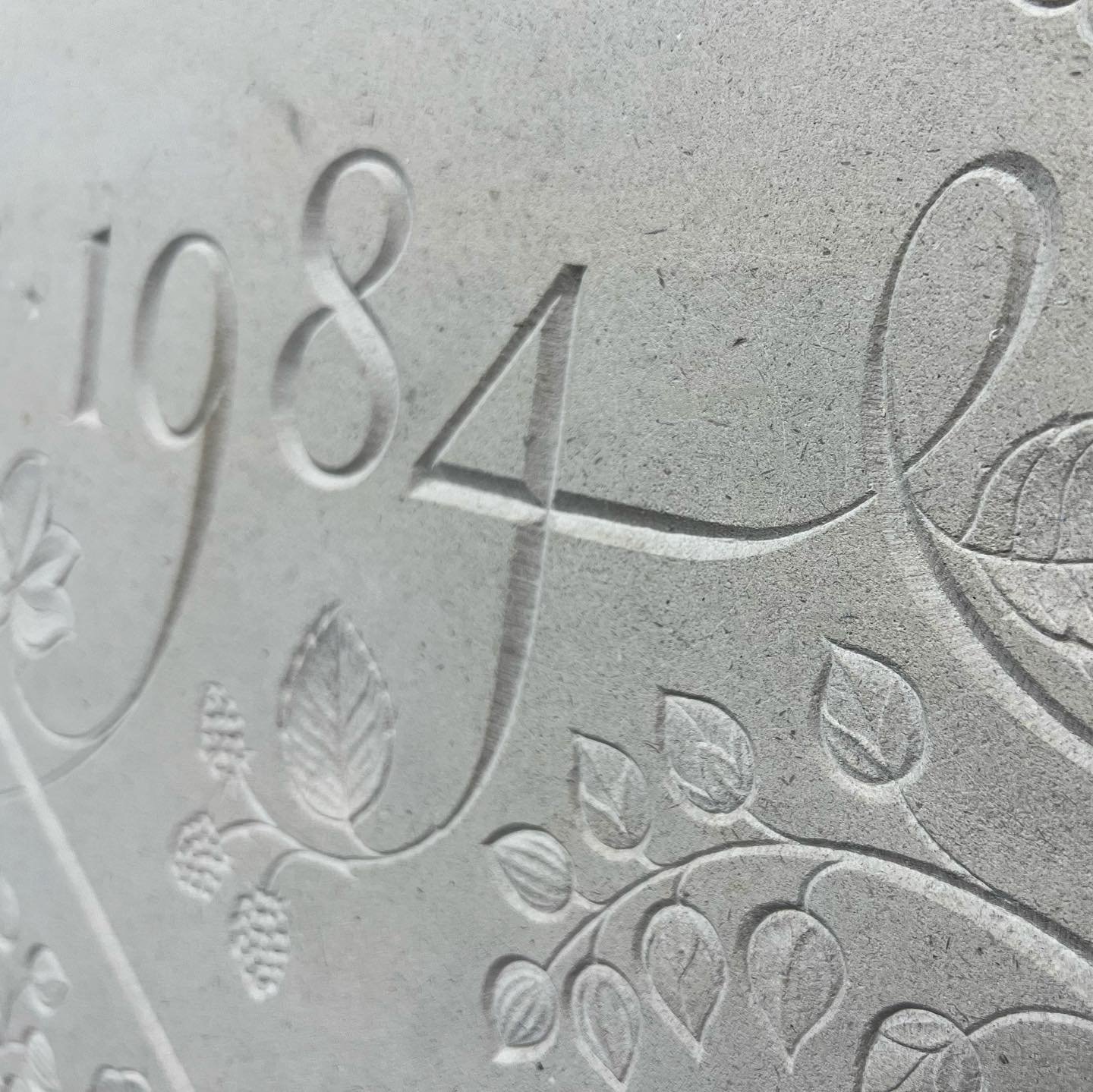 A few close-ups of the flourishing frieze we are currently working on
.
#lettercutting #lettercarving #lettersinstone #lettering #letterforms #carved #handcarved #carvedletters #inscription #flourishing #flourishes #englishcountrygarden #carvedinston