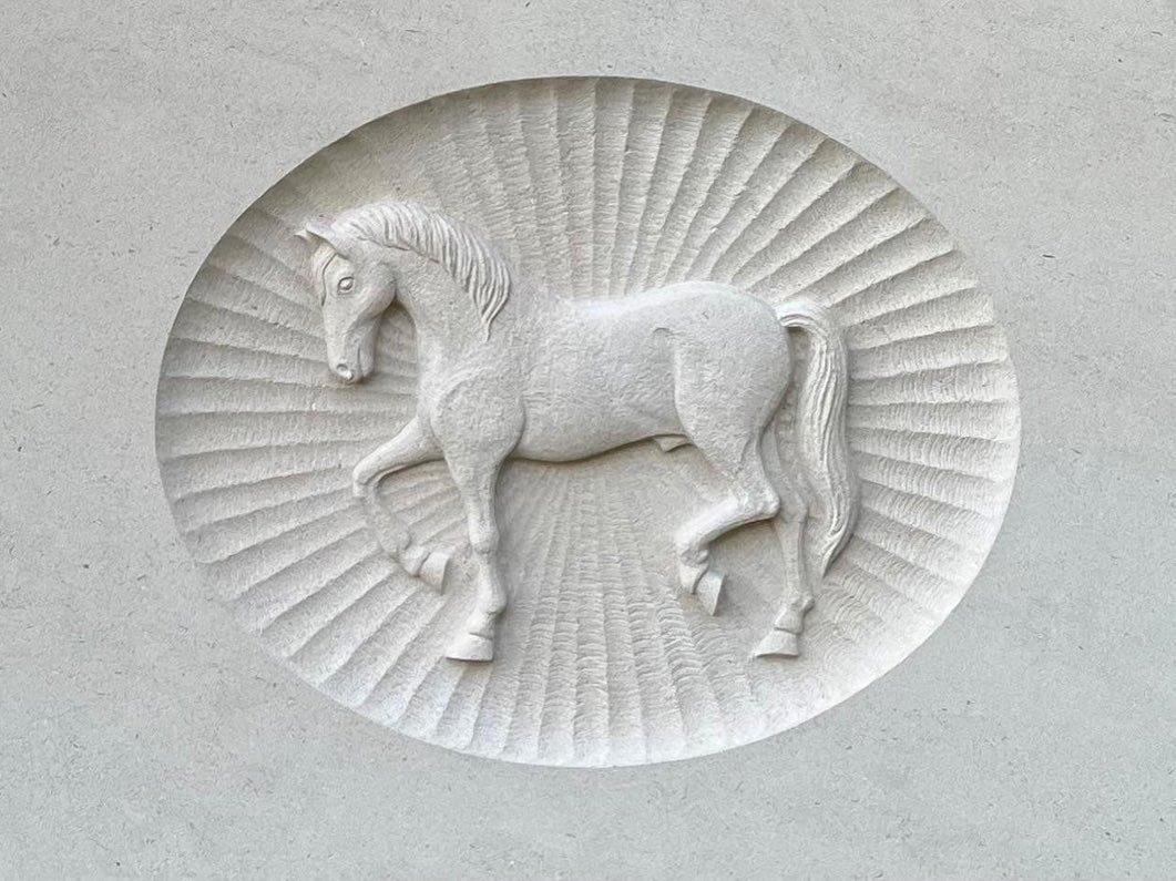 A relief carving of a horse in Portland stone. 

The second photos show the process of finding the correct levels for the horse and background. 

#davidkinderlsey #davidkindersleyworkshop #thecardozokindersleyworkshop #lidakindersley #lidacardozakind