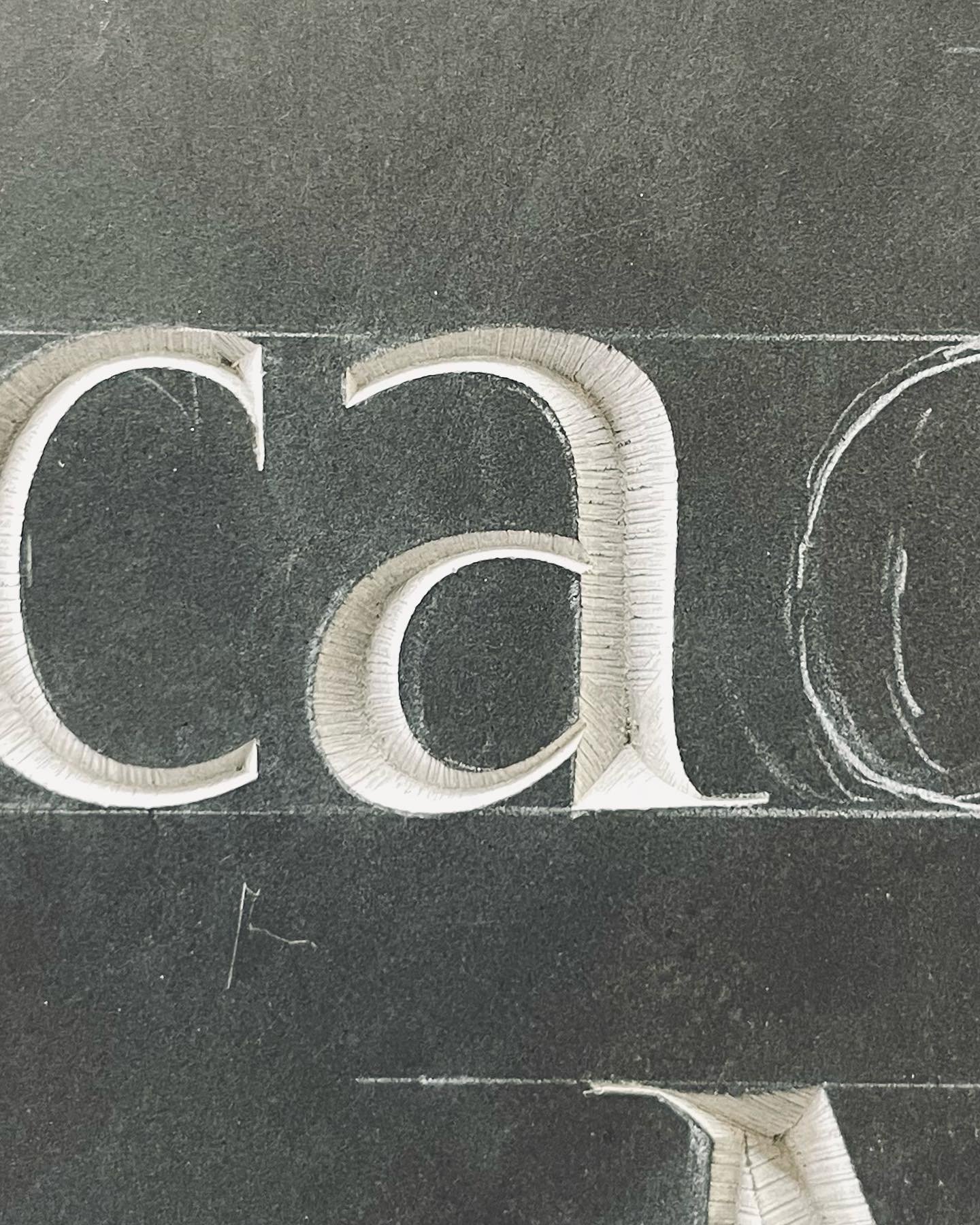 An &lsquo;a&rsquo; to start the week ✨ Swipe for Timelapse, cut by John. 
&bull;
#davidkinderlsey #davidkindersleyworkshop #cardozokindersleyworkshop #lidakindersley #lettering #lettercutting #lettercarving #stonecarving #lettercutter #welshslate #wo