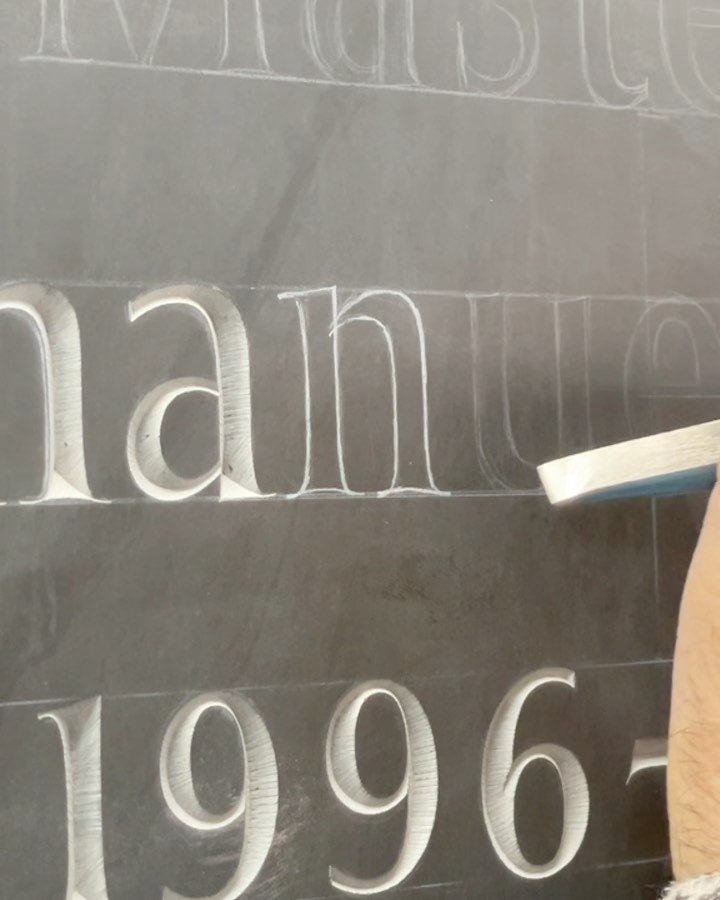 The very beginning of a letter, serifs first ✨ Cut by John. 
&bull;
#davidkinderlsey #davidkindersleyworkshop #cardozokindersleyworkshop #lidakindersley #lettering #lettercutting #lettercarving #stonecarving #lettercutter #welshslate #workinprogress 