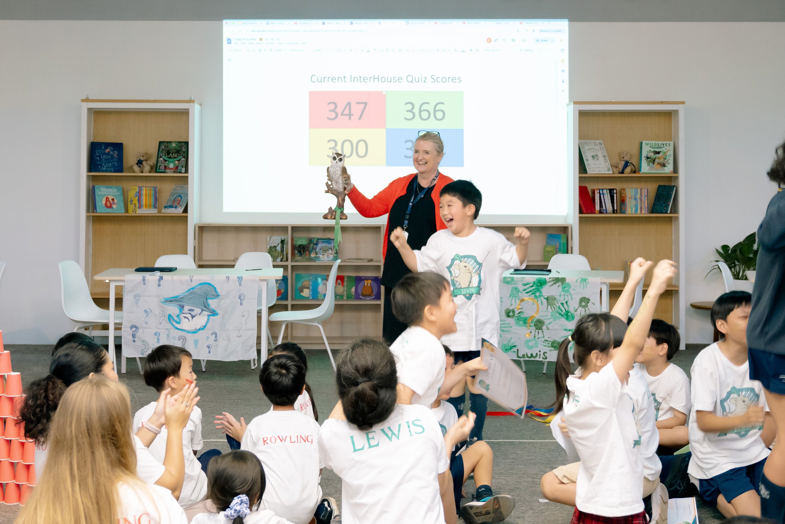 Lewis remporte le quiz inter-maisons et gagne Oswald la chouette !