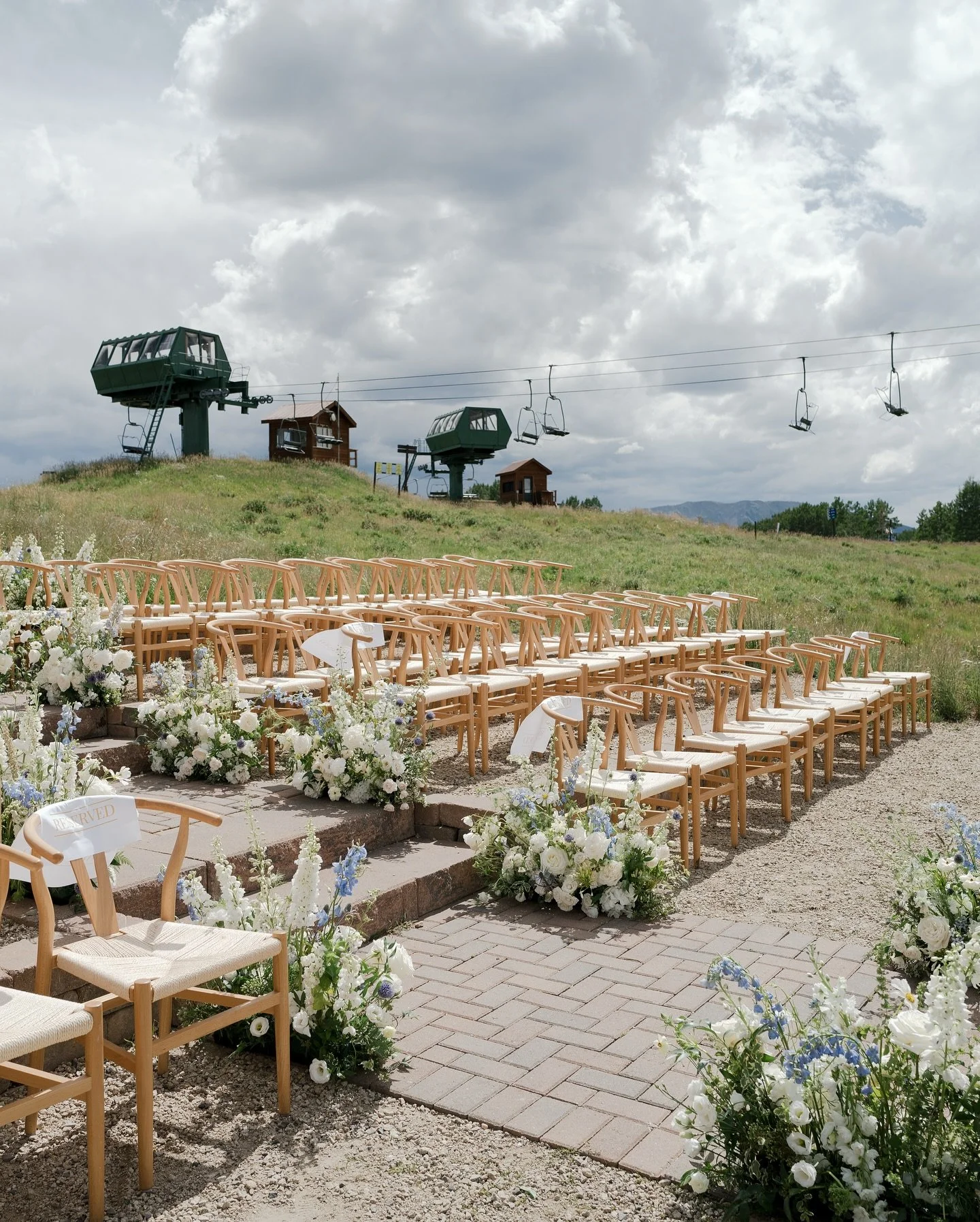 Crested butte, oh how you have my heart 🦋

. . . 
#mountainwedding #colorado #weddinginspo #wildflowers #wedding #florist