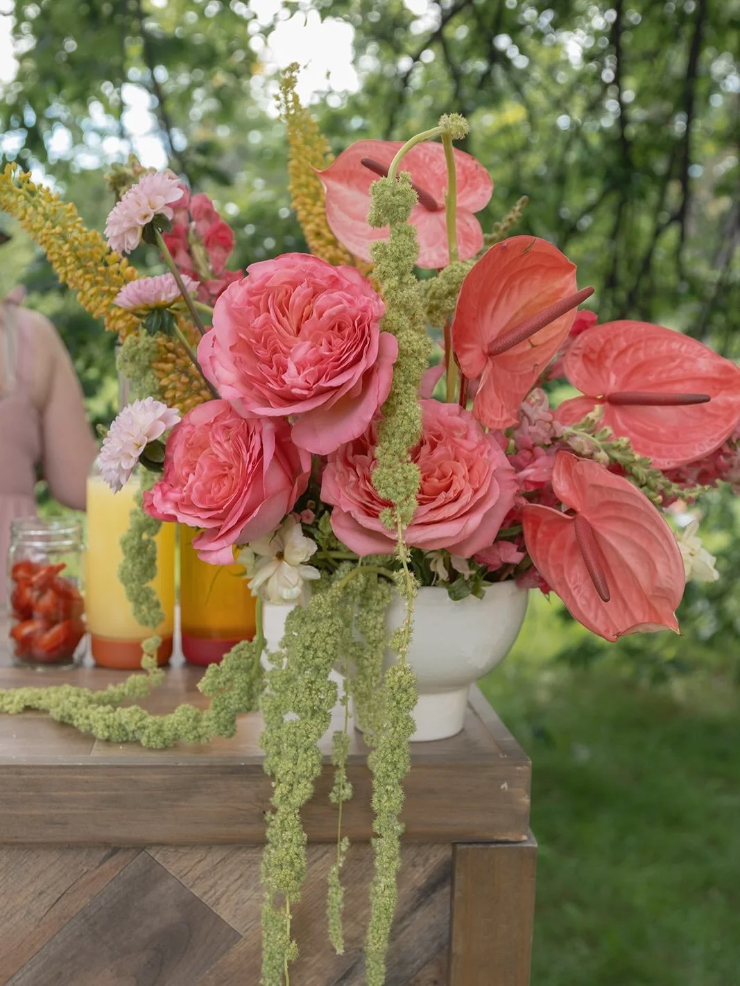 Two years in a row doing the @thesocieteprivee brunch florals in August 🎀 this was last year and excited to share what we have in store for tomorrow&rsquo;s brunch! ✨

#floraldesign #colorfulflowers #citrus #florist #wedding