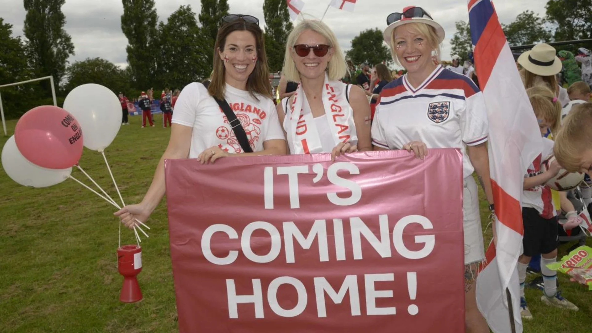 Bromham Carnival - England Fans