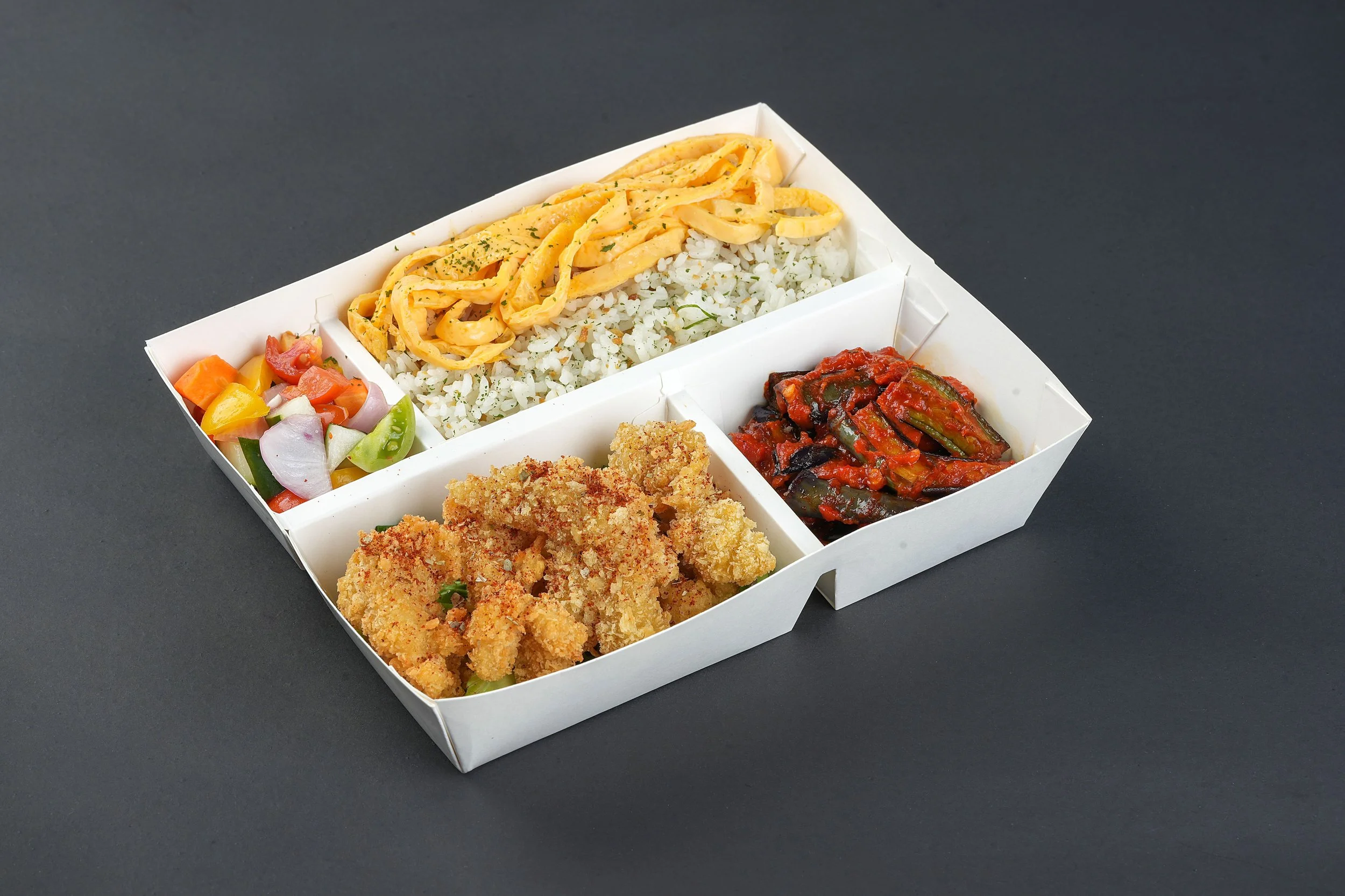 Menu 4 - Rp 39.000
- Nasi putih, Ayam crispy, Terong balado, Acar, Telur iris