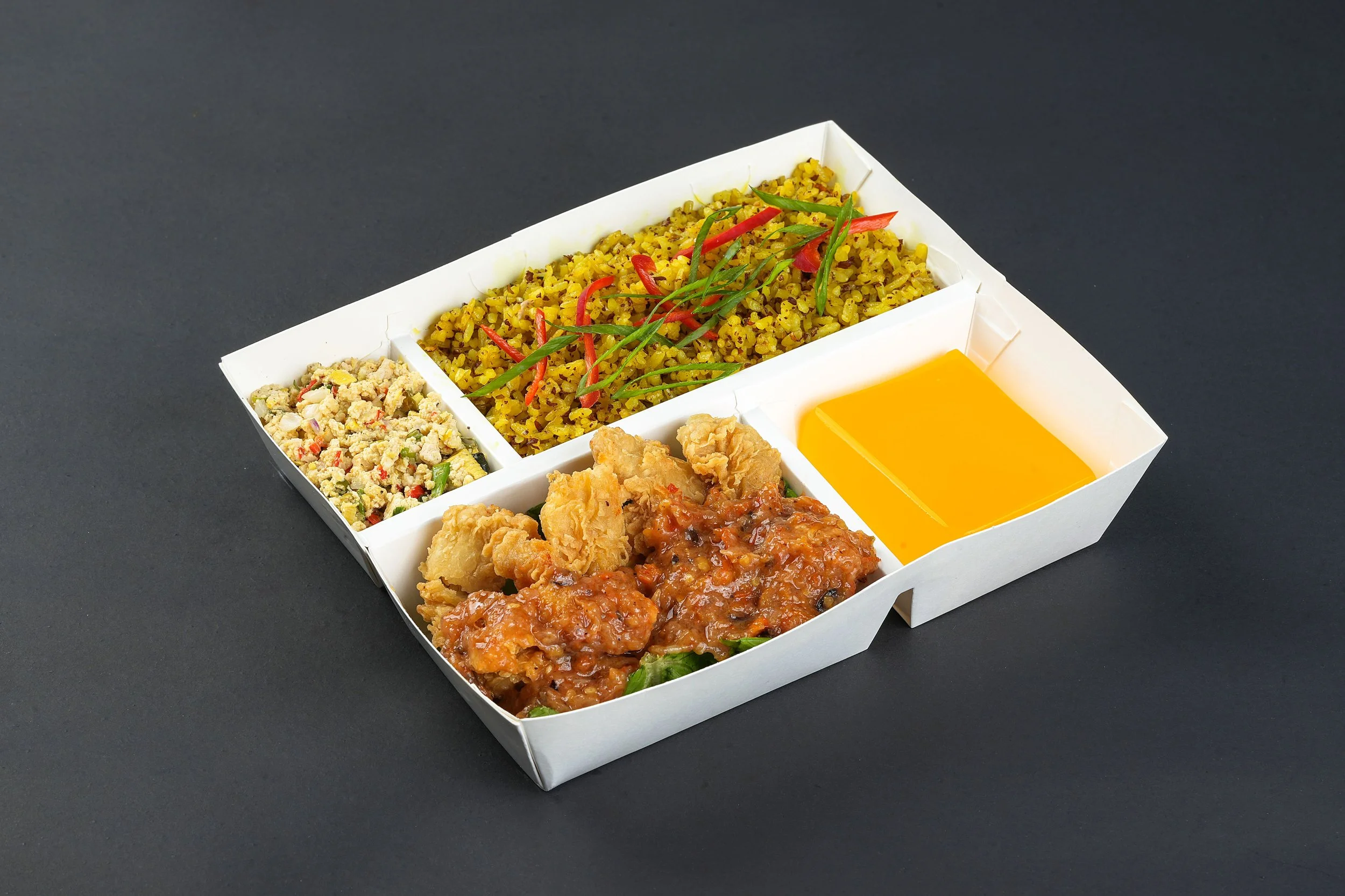 Menu 5 - Rp 39.000
- Nasi kuning, Ayam crispy sambal wangi, Pepes tahu, Pudding