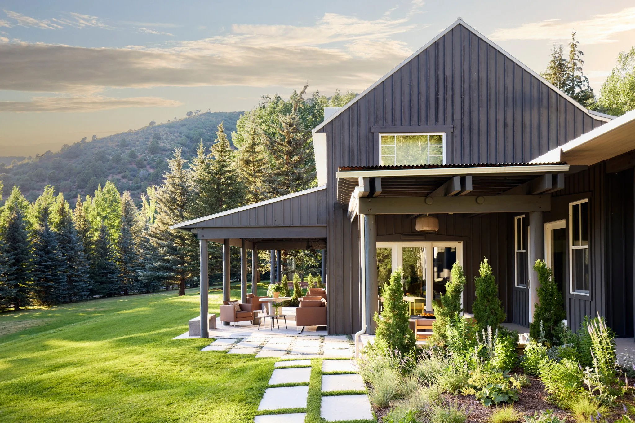 vail-luxury-residential-architectural-photography-dark-vertical-siding-house-by-kip-dawkins