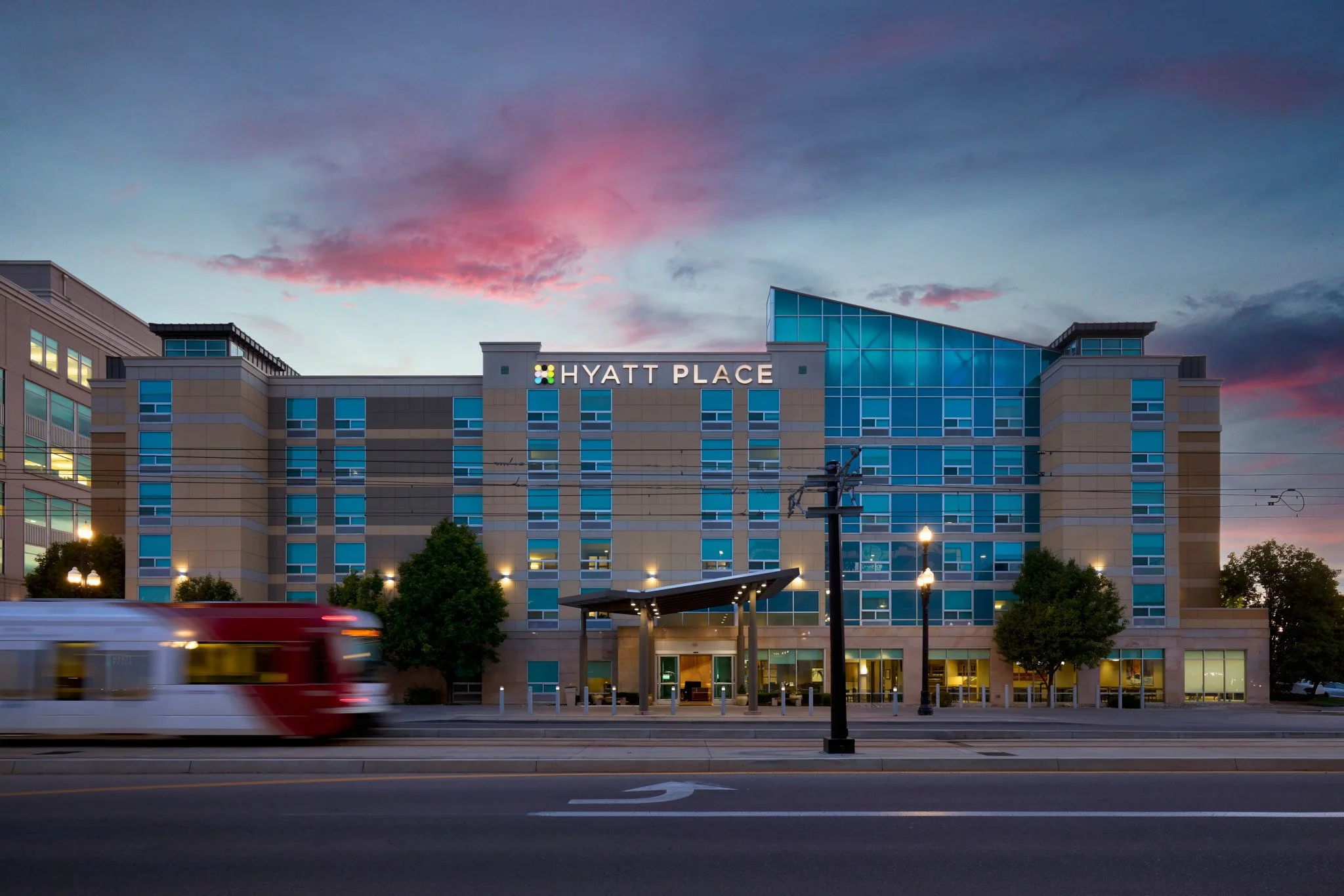 hyatt-hotels-commercial-hospitality-exterior-architectural-photography-twilight-by-kip-dawkins