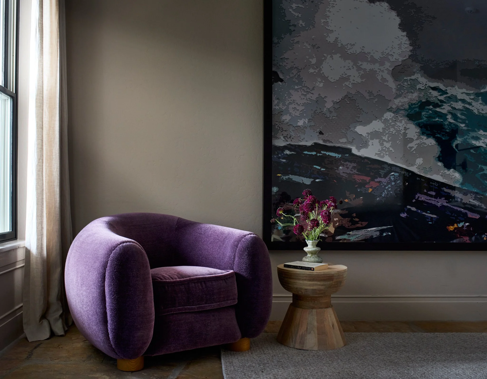 luxury-living-room-interior-design-photography-purple-velvet-armchair-by-kip-dawkins