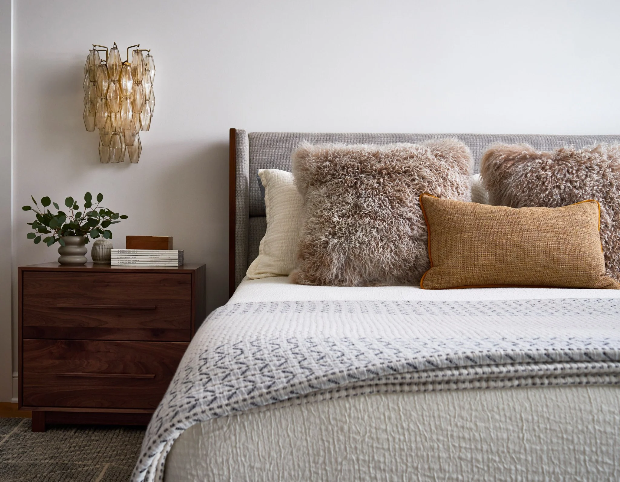 luxury-bedroom-interior-design-photography-brass-sconce-textured-bedding-by-kip-dawkins