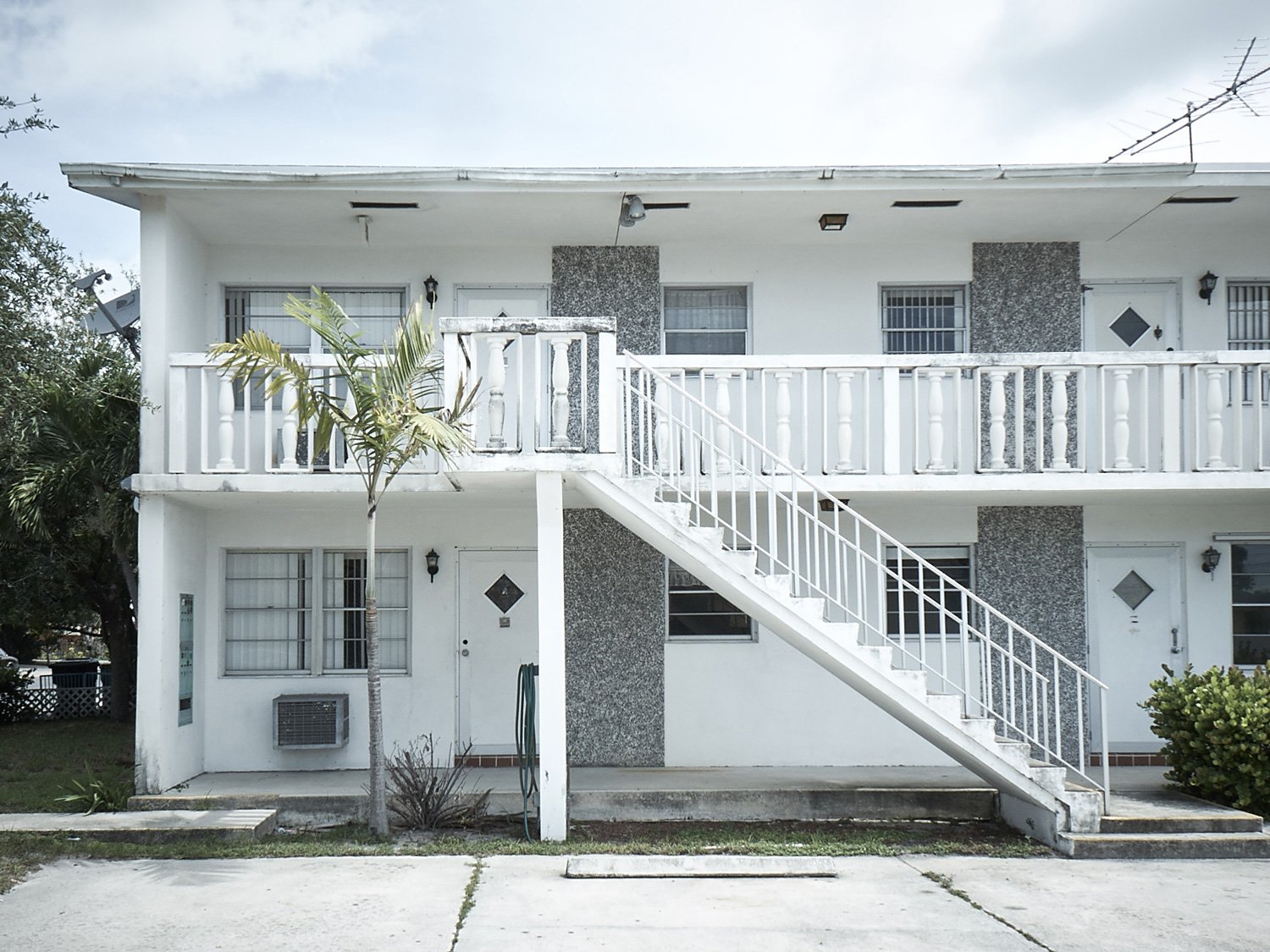 desolate-florida
-motel-architecture-fine-art-documentary-photography-by-kip-dawkins