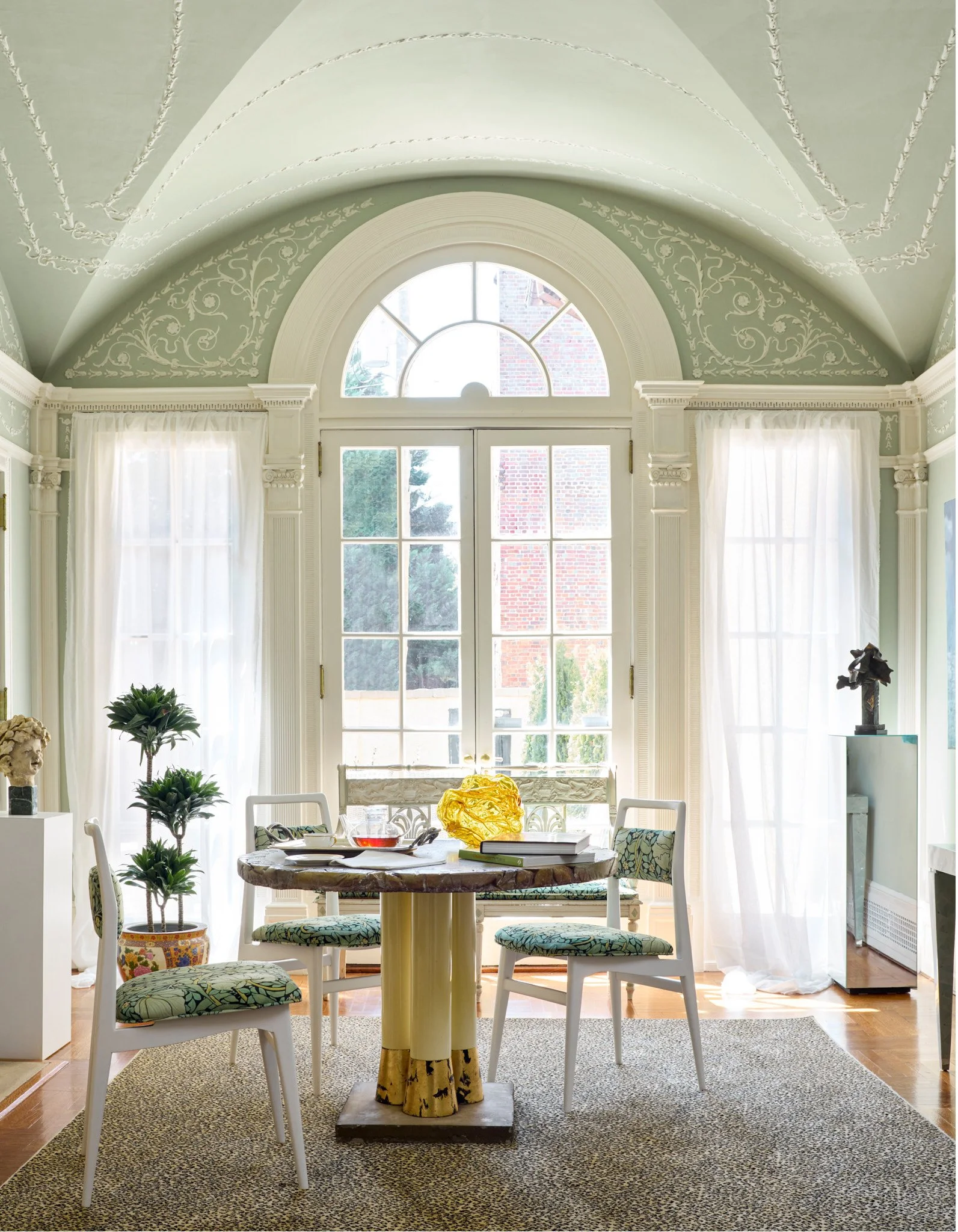 uxury-residential-architectural-photography-palladian-window-dining-room-by-kip-dawkins