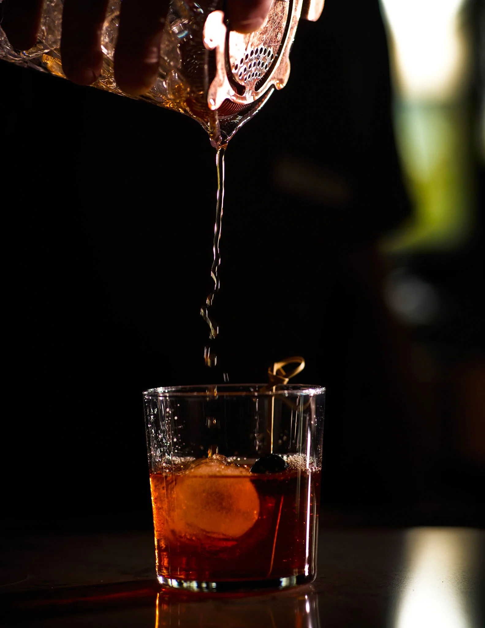 commercial-beverage-advertising-photography-mixology-cocktail-pour-by-kip-dawkins