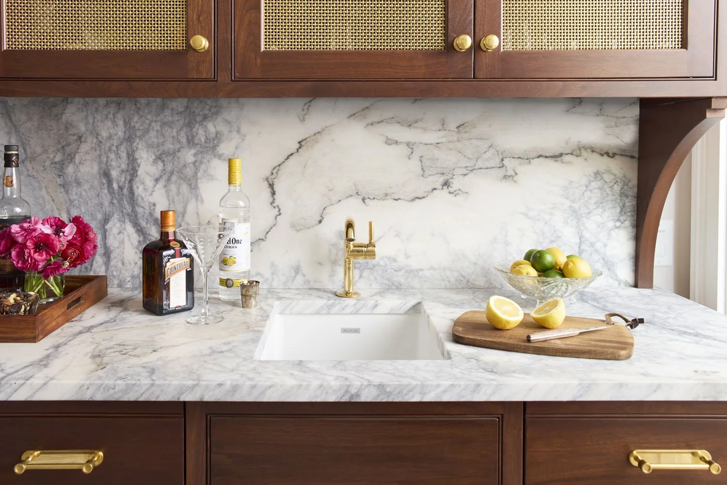 luxury-residential-wet-bar-interior-design-photography-marble-backsplash-by-kip-dawkins