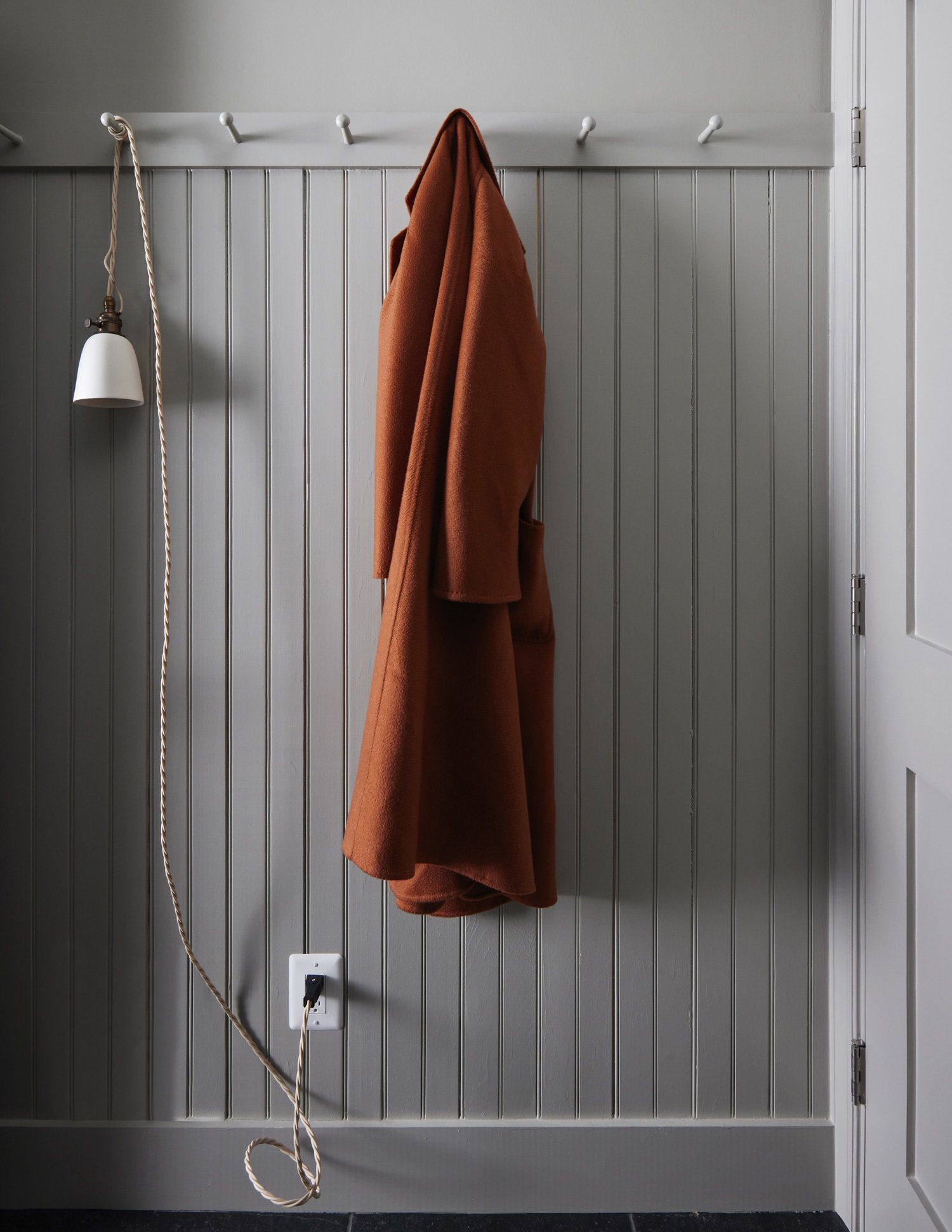 interior-design-photography-gray-beadboard-mudroom-styling-by-kip-dawkins