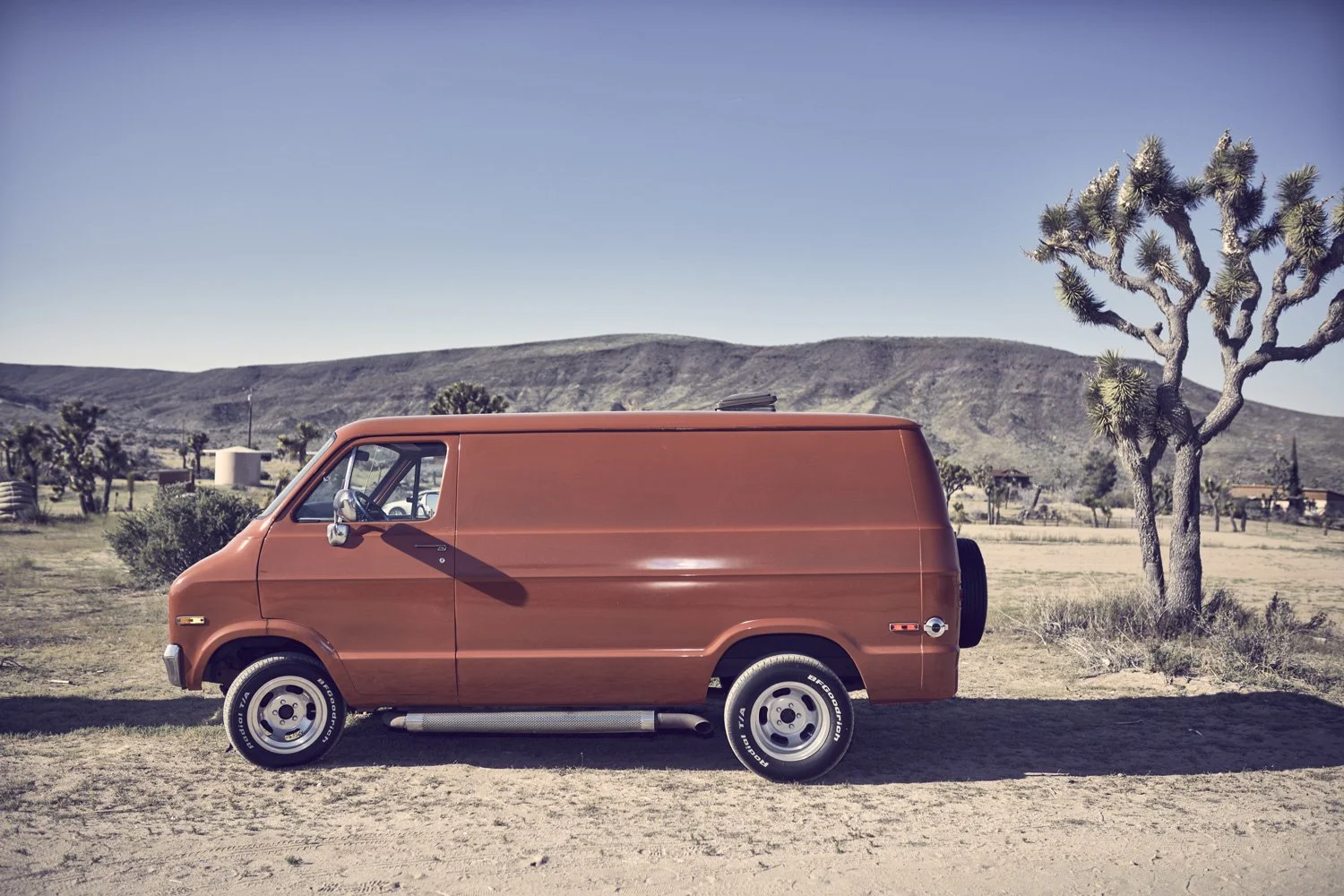 vintage-van-life-mojave-desert-landscape-editorial-photography-by-kip-dawkins