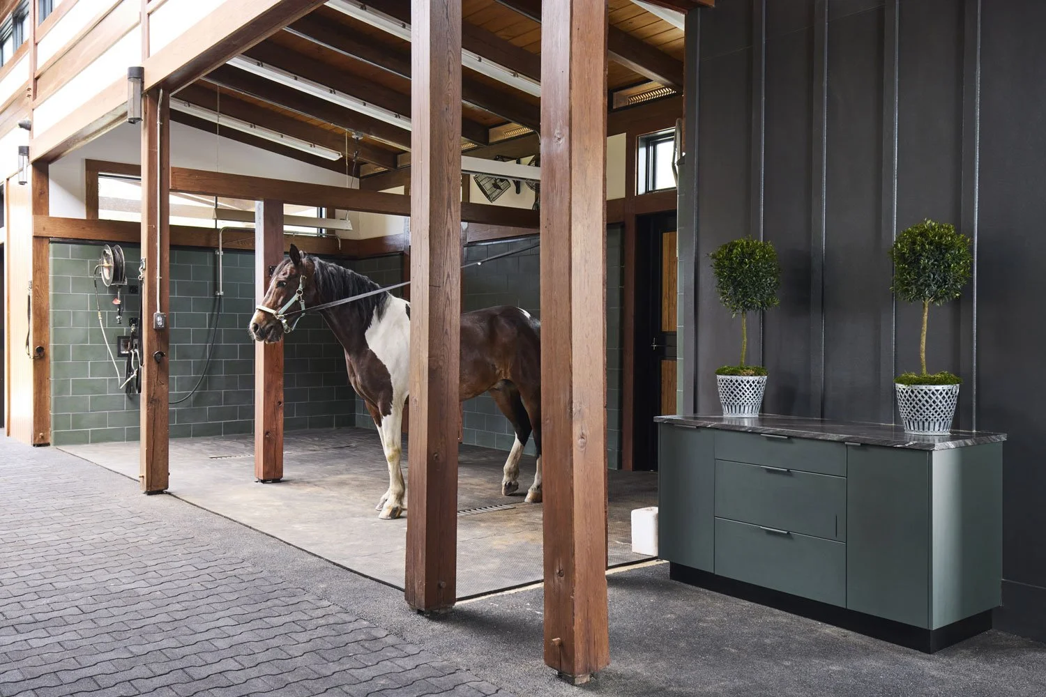 luxury-estate-stable-barn-interior-architectural-photography-by-kip-dawkins