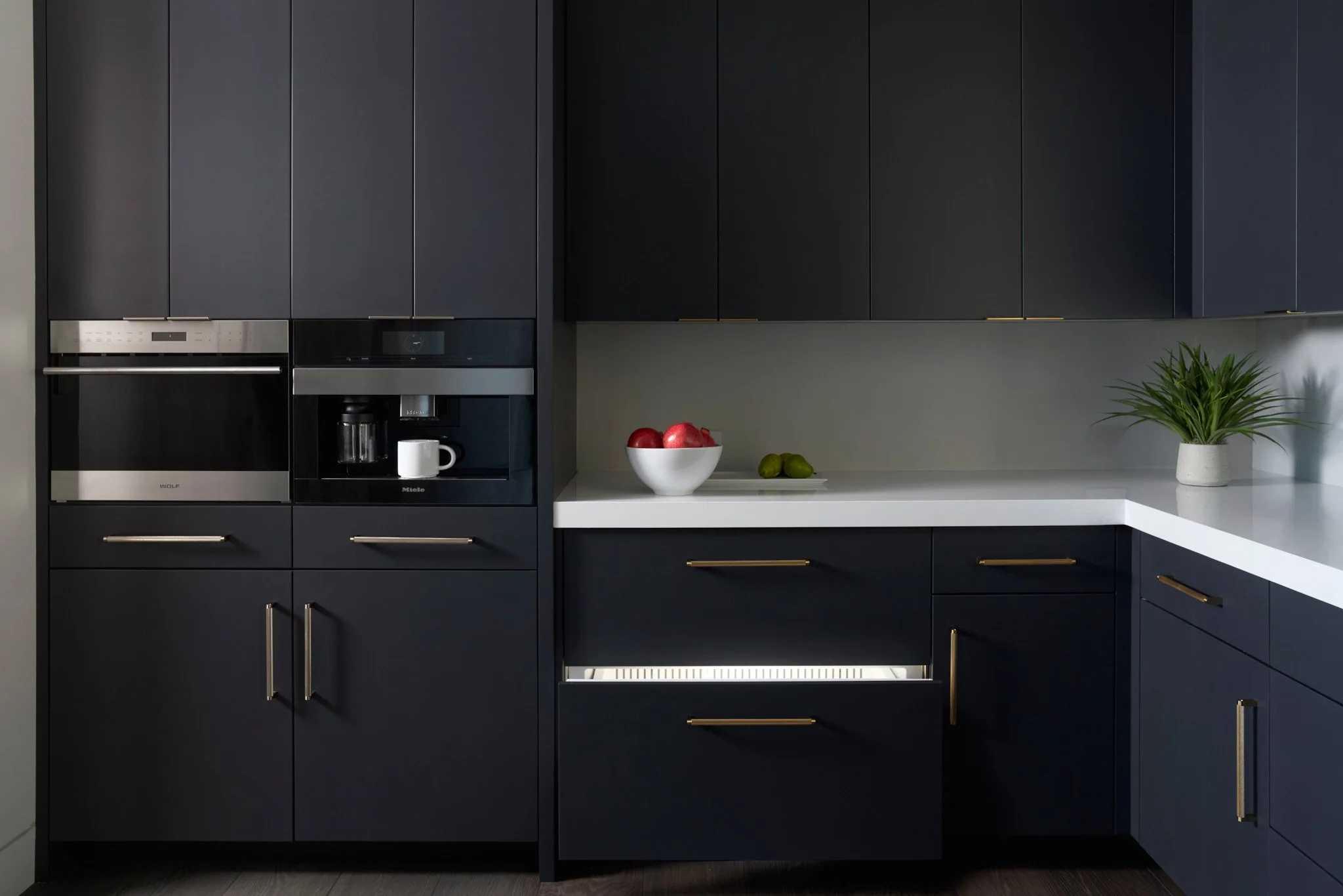 modern-kitchen-interior-design-photography-matte-black-cabinets-by-kip-dawkins