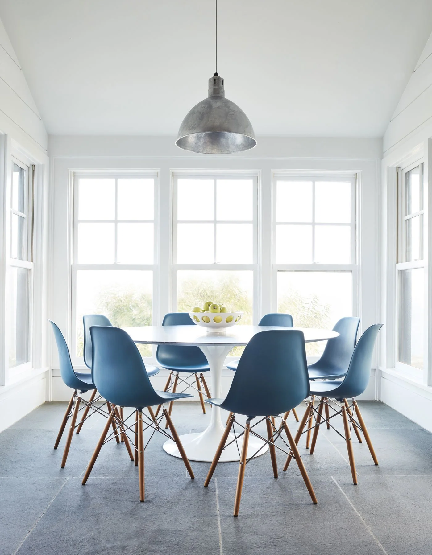 odern-dining-room-interior-design-photography-eames-style-blue-chairs-by-kip-dawkins