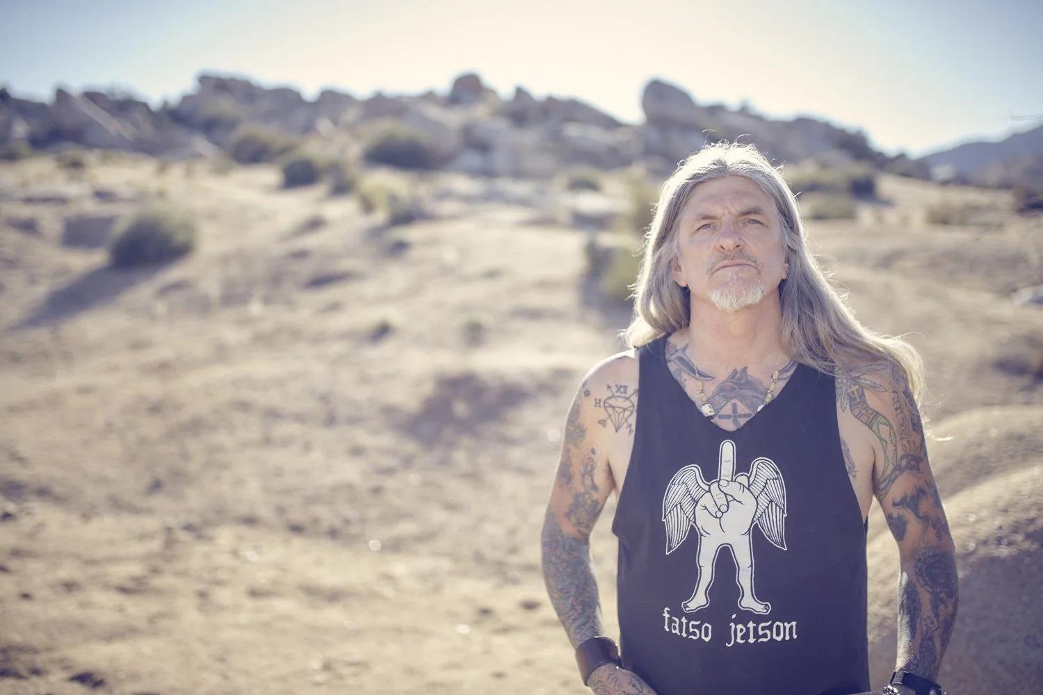 wino-desert-environmental-portrait-tattooed-musician-lifestyle-by-kip-dawkins