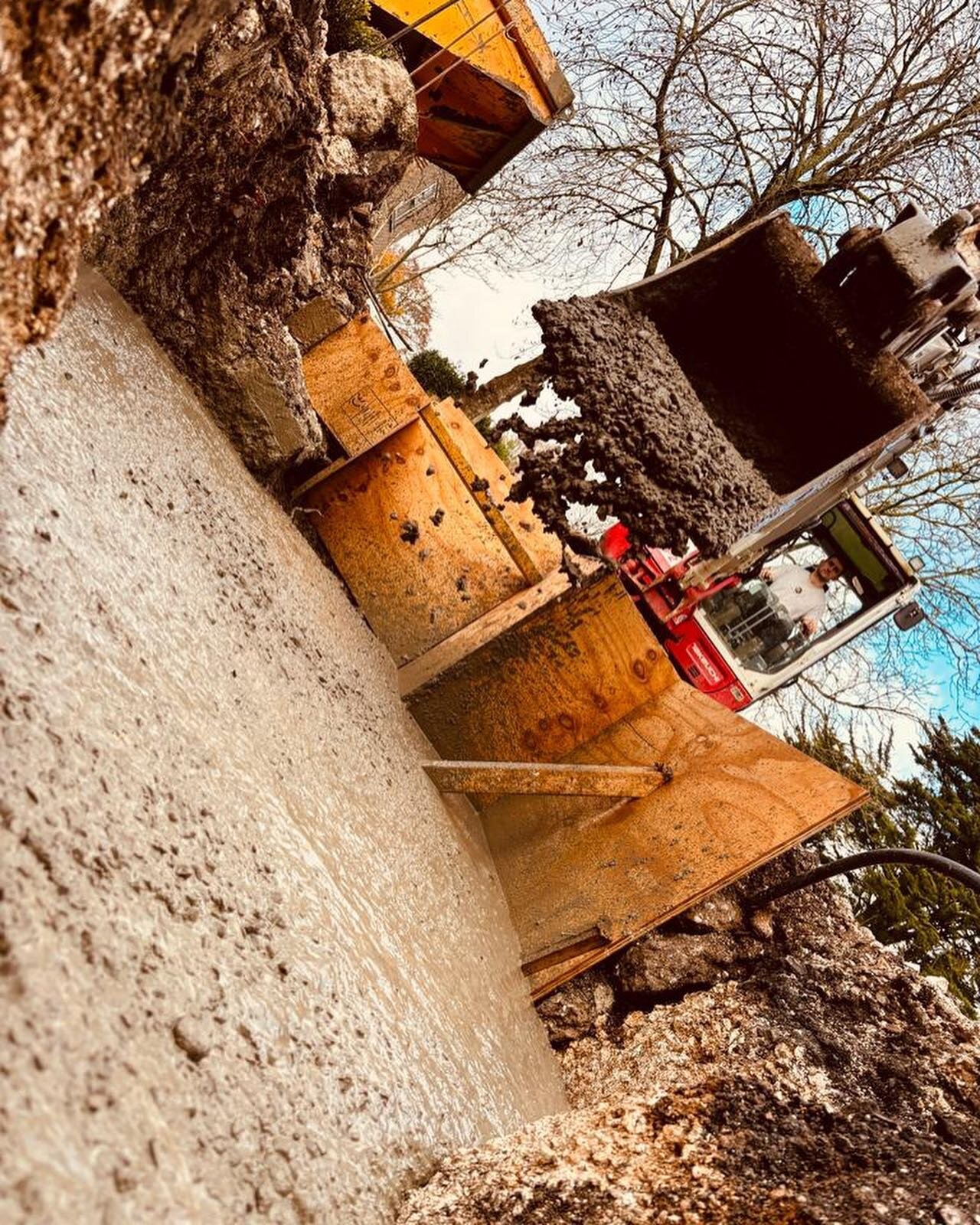 The Takeuchi helping us get in those tight spots on todays concrete pour 🧱

📸 @kendallfollit.7 

#takeuchi #groundwork #outdoorproject #concrete #machinery #construction #architecture #design #building  #engineering #contractor #home  #concrete  #b