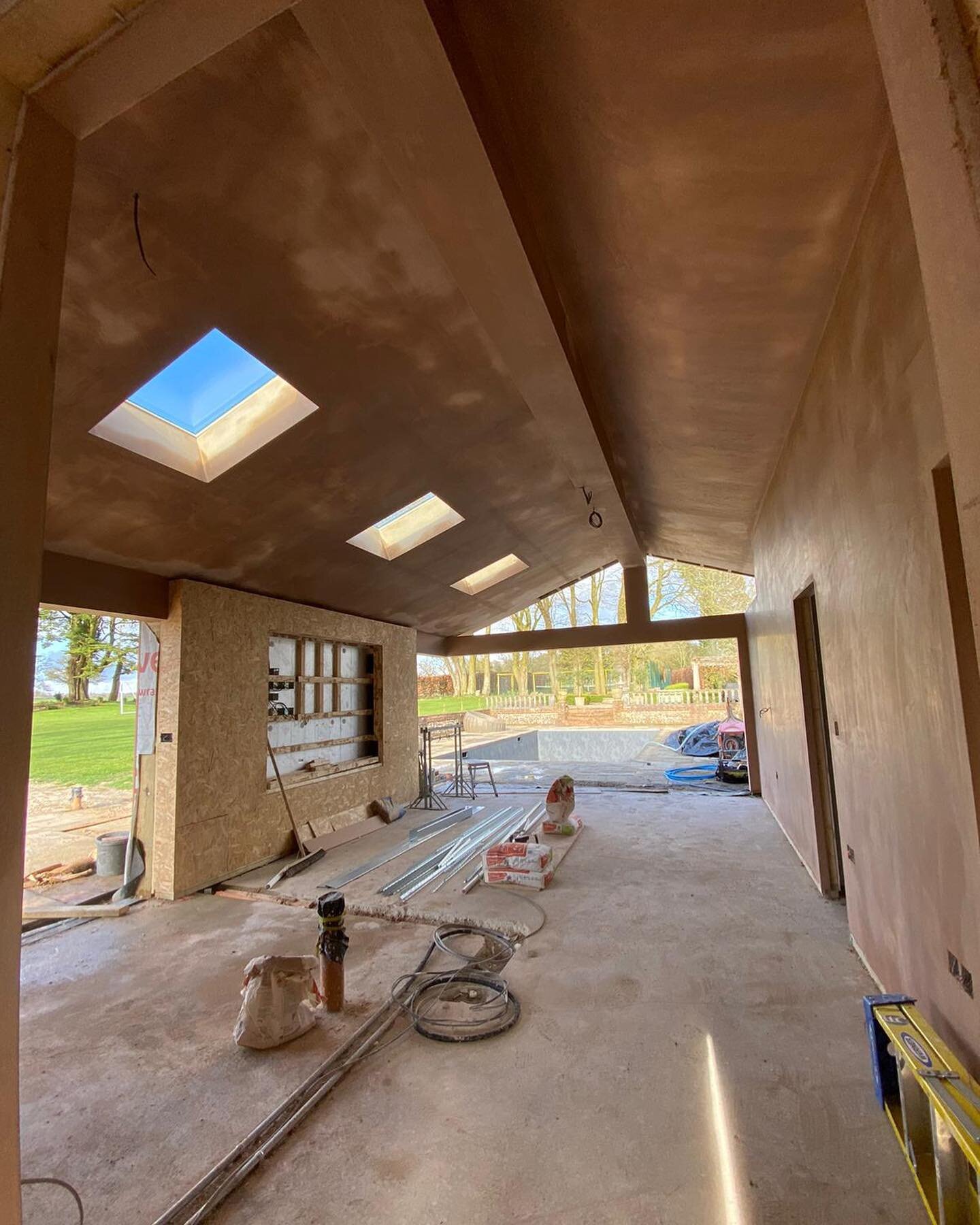 Let the sun spread ☀️there was sunshine today and now there's plaster on the walls.  Looking forward to @origin_global doors and windows next week 🏡

#outbuilding #guesthouse #plaster #outdoorliving