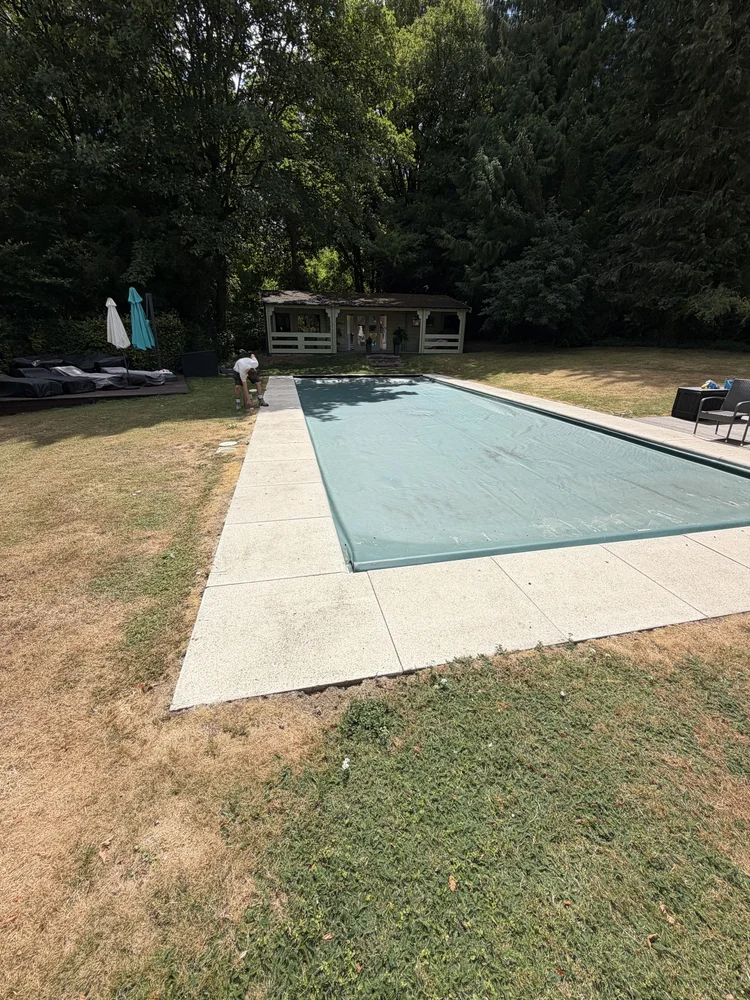 Swimming pool opening and closing service
