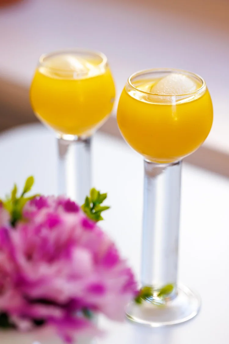 Zwei Gläser philippinischer Mango-Nektar mit Eis im Restaurant Vietdura.