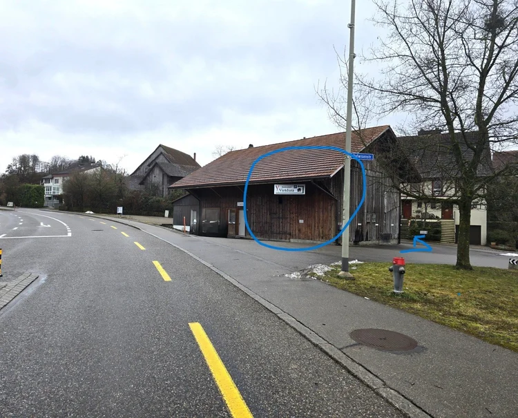 Hinweisschild an der Scheune: das Haus rechts umfahren zu den Kundenparkplätzen vom Restaurant Vietdura.