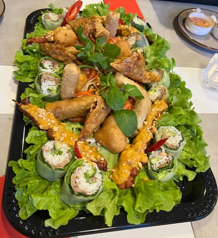 Gemischte Vorspeiseplatte vom Restaurant Vietdura mit Sommerrollen und Frühlingsrollen.