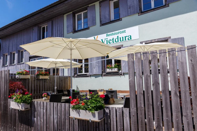 Aussenansicht vom Restaurant Vietdura in Tagelswangen ZH mit Terrasse.