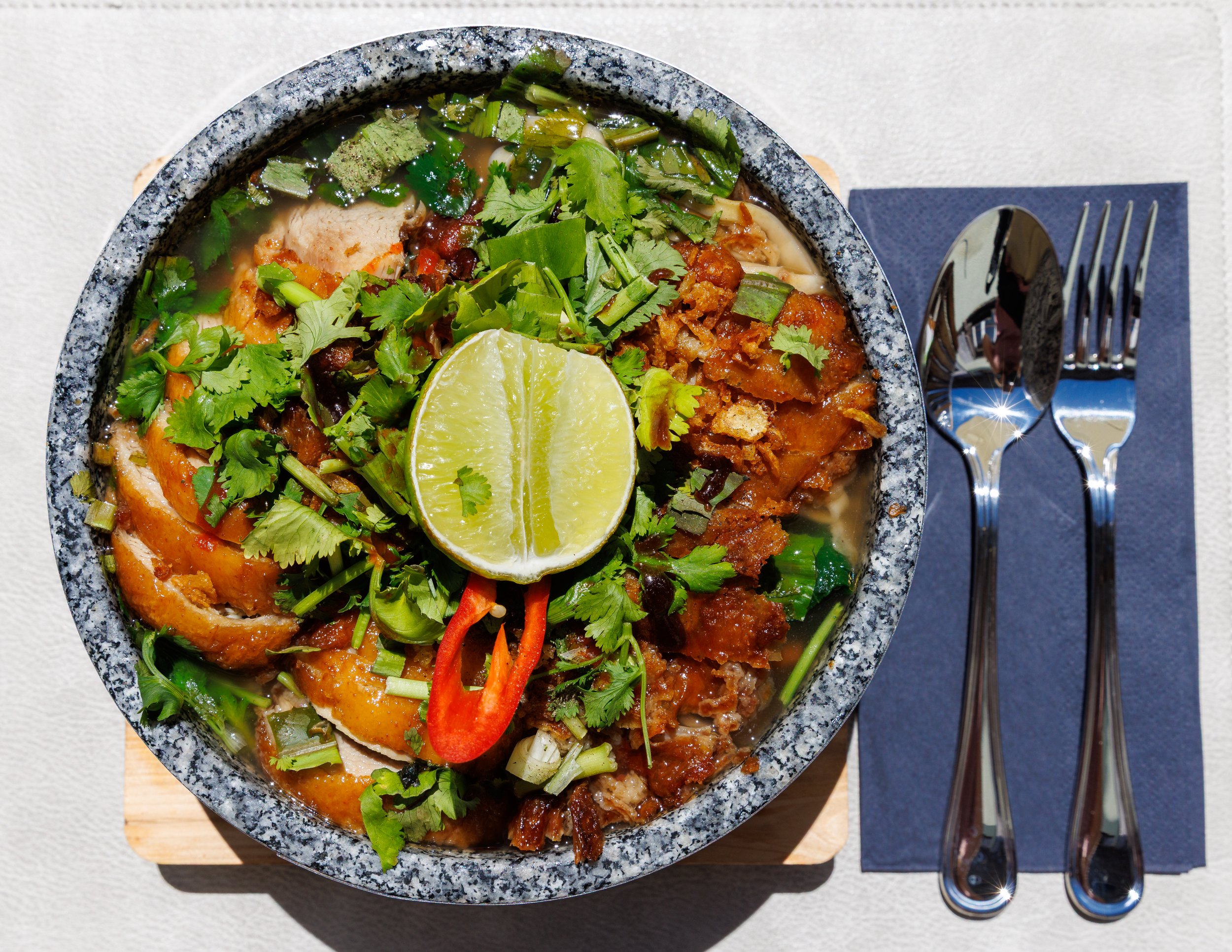 Soup Mi Vit thố đá  Restaurant Vietdura in Tagelswangen. Vietnamesische Reisnudelsuppe mit Ente, in einer originalen Steinschale aus Vietnam serviert