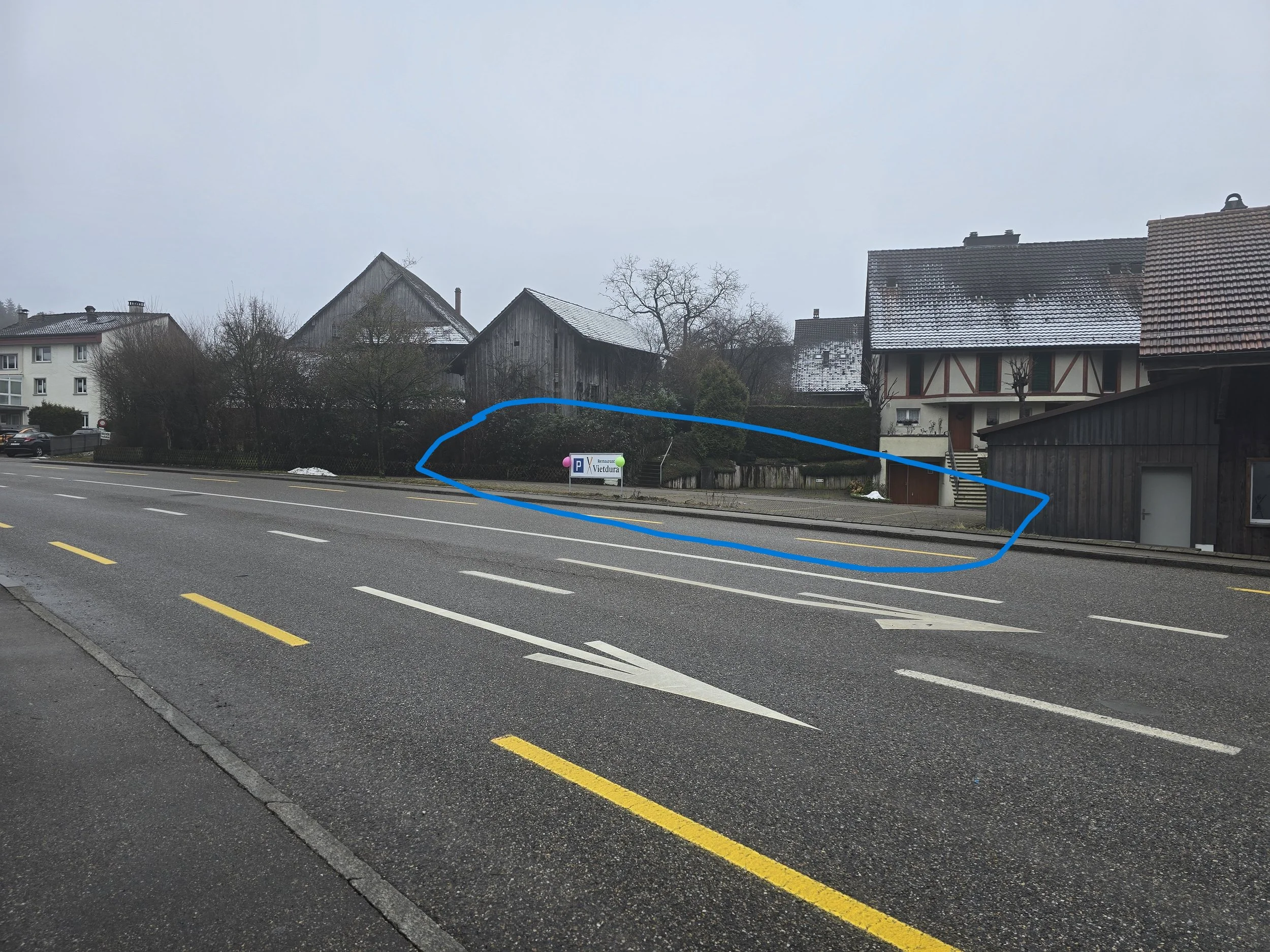 Hinweis Schild Parkplätze Restaurant Vietdura. Front Ansicht von der Kantonsstrasse aus.