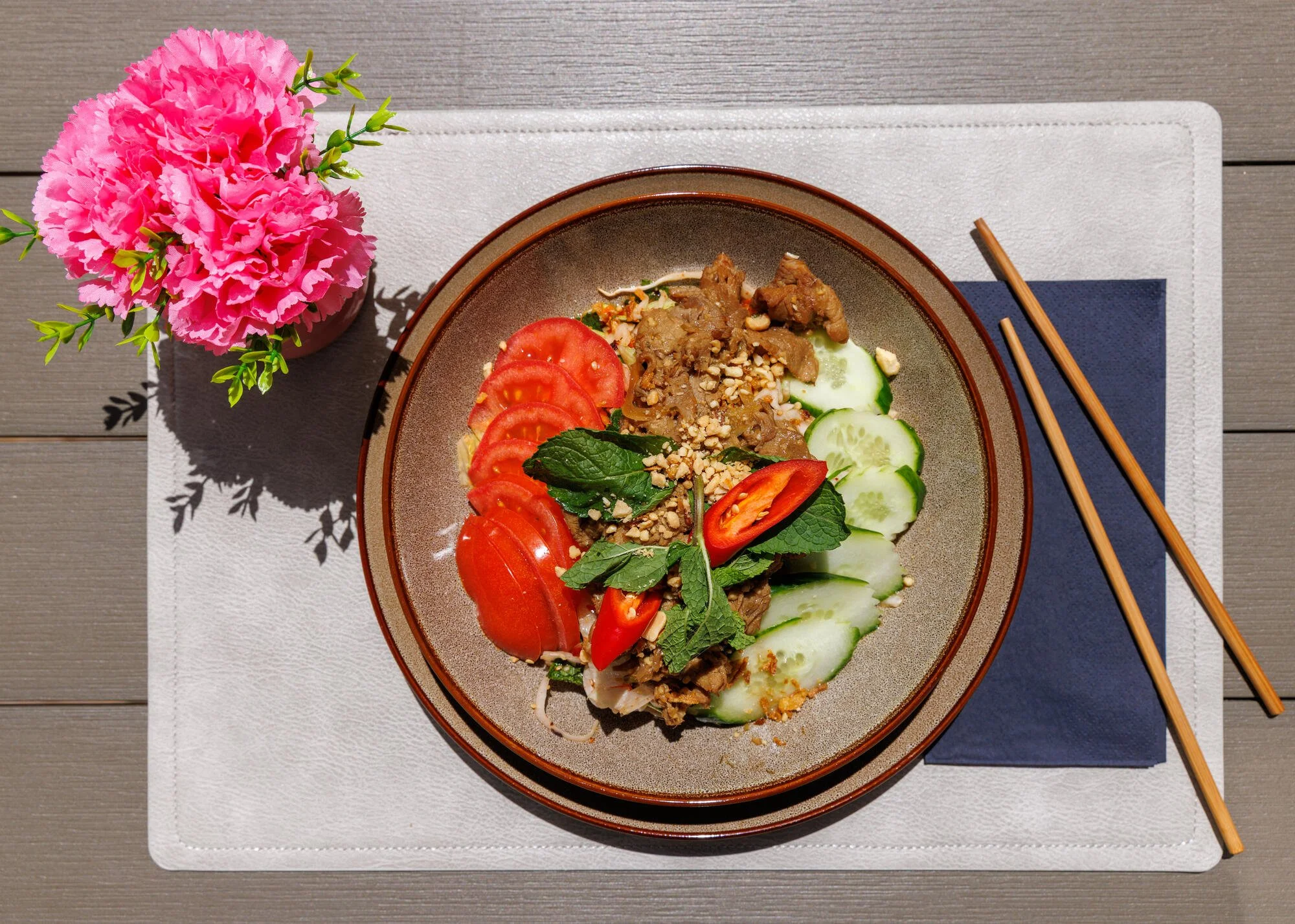 Gỏi Bắp Cải Cà Rôt (Kabissalat mit Karotten) Restaurant Vietdura in Tagelswangen. Verziert mit Gurken, Tomaten und Pfefferminze