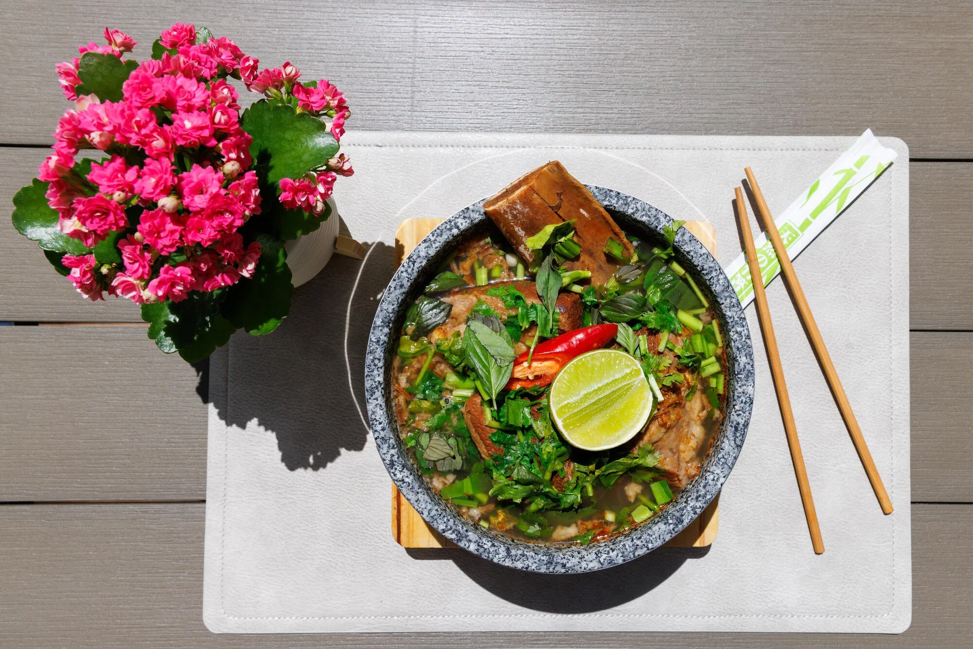 Phở thố đá Restaurant Vietdura in Tagelswangen. Vietnamesische Reisnudelsuppe mit sehr dünn geschnittenem Rindfleisch (Suisse Garantie), in einer originalen Steinschale aus Vietnam serviert